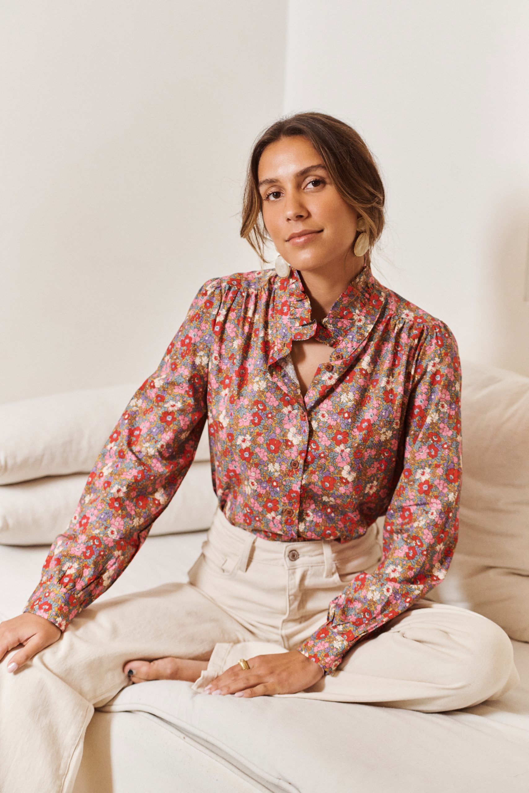 chemise-sarena-rose-sahoma-2 Chemise Sarena Sahoma imprimé fleuri rose, col montant à volants, manches longues, portée avec un jean clair