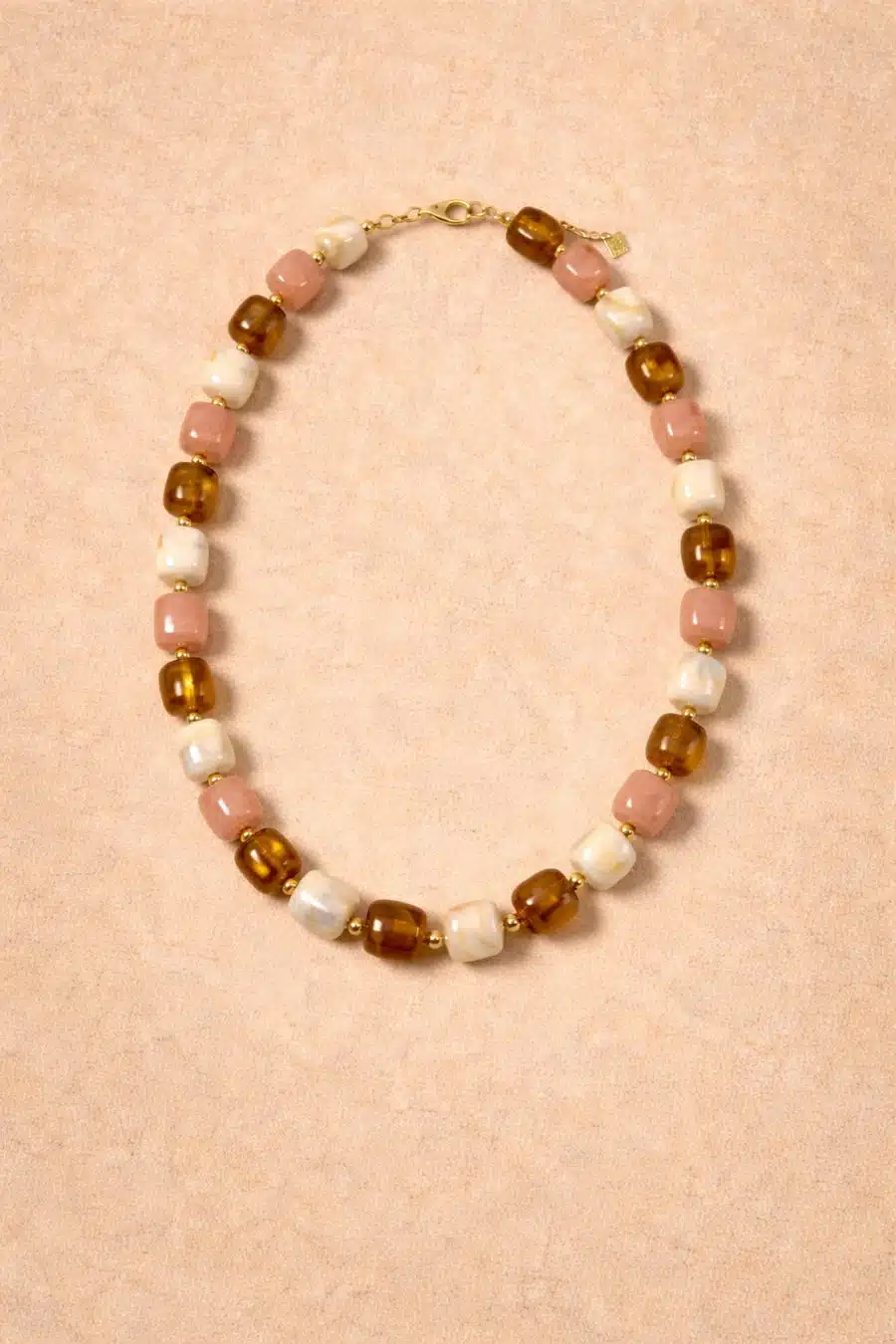 Collier Noéa Sahoma à pierres carrées asymétriques rose, ivoire et ambrées