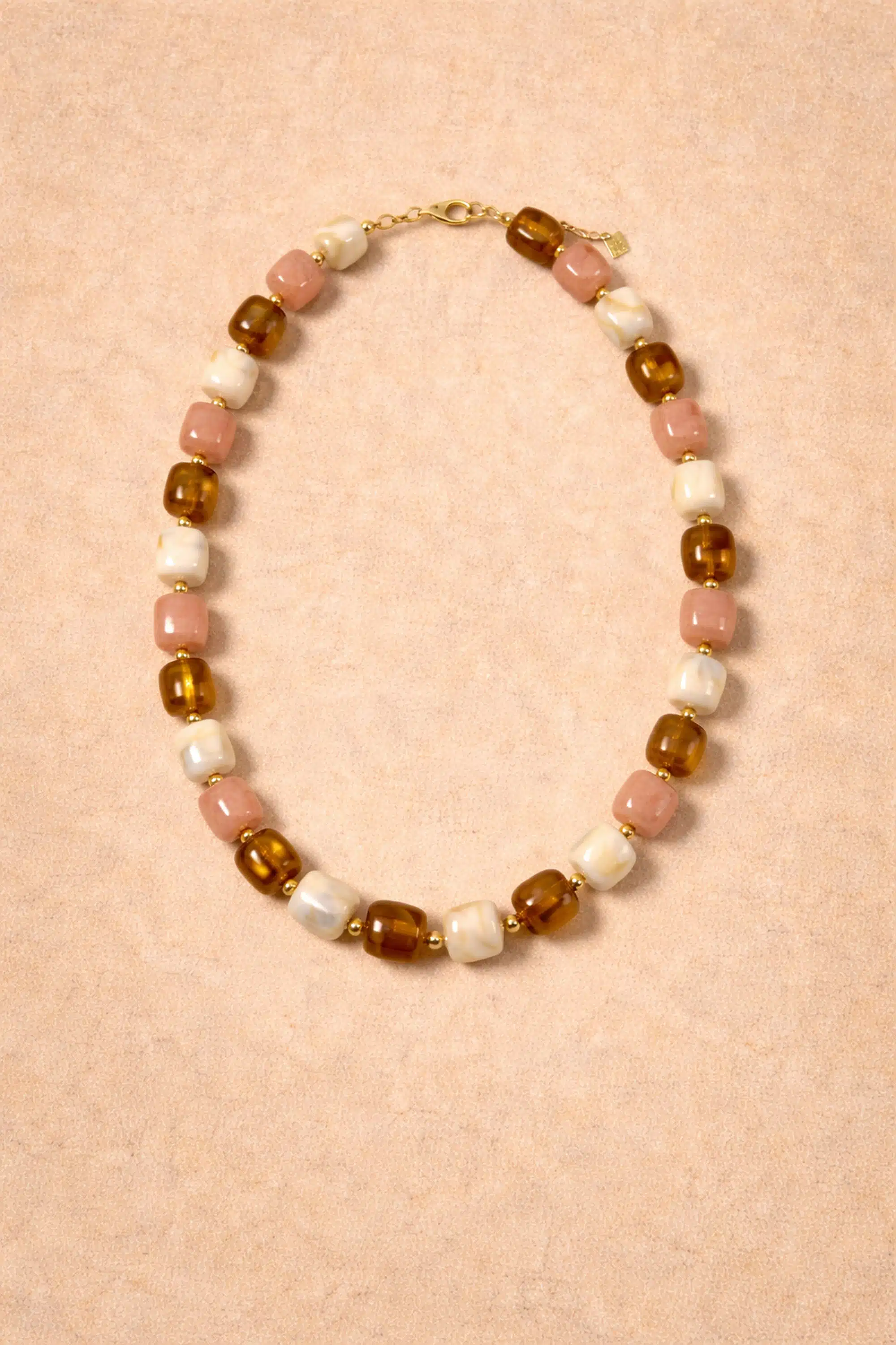 collier-noea-multicolore-packshot2-sahoma Collier Noéa Sahoma à pierres carrées asymétriques rose, ivoire et ambrées