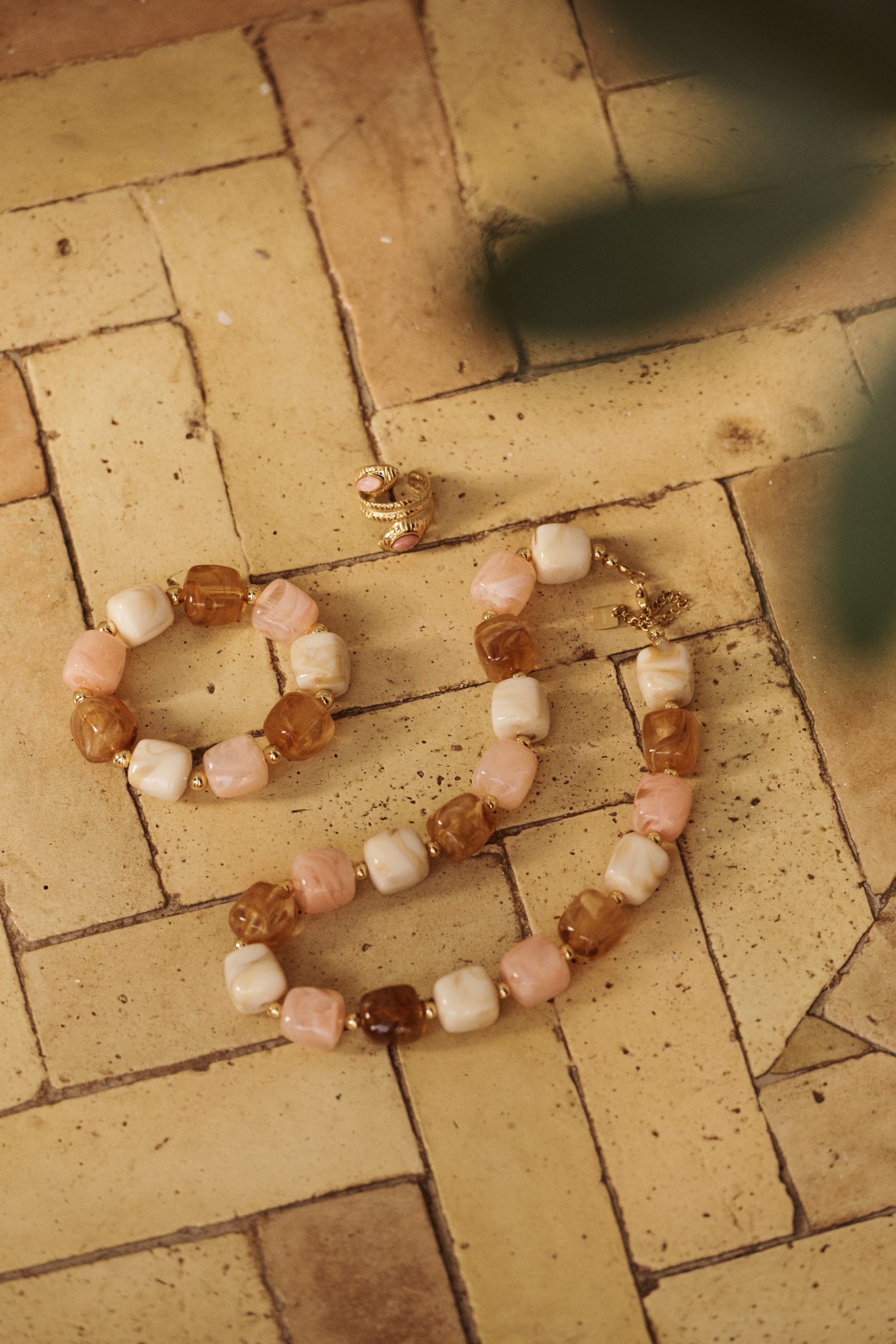 collier-noea-rose-sahoma-00002 Collier Noéa Sahoma rose, présenté avec le bracelet assorti