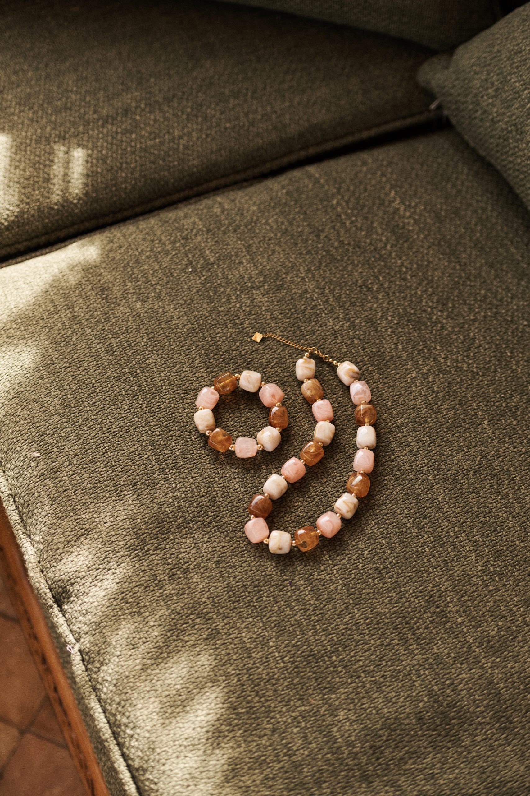 collier-noea-rose-sahoma-00005 Collier Noéa Sahoma rose, présenté avec le bracelet assorti