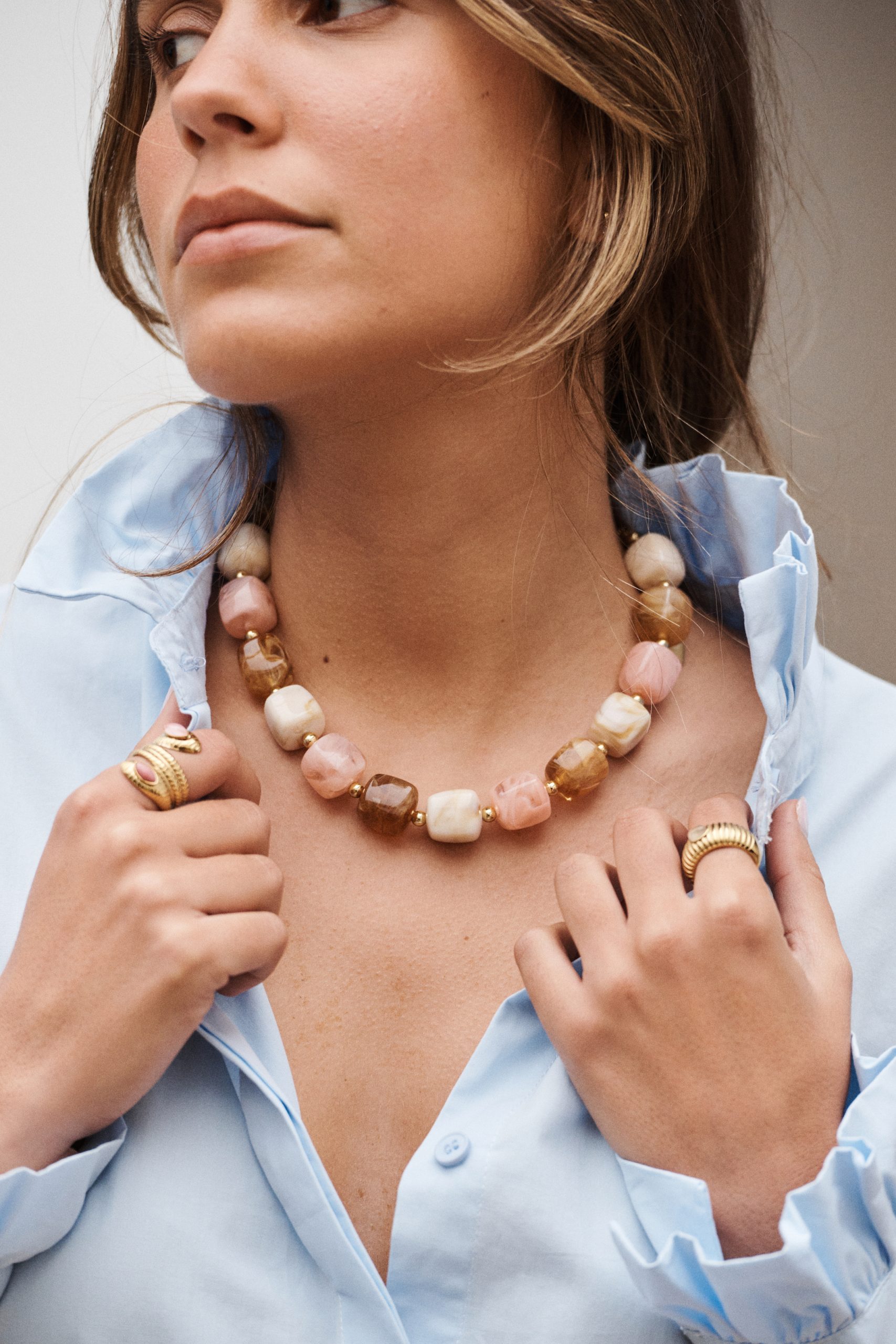 collier-noea-rose-sahoma-00008 Collier Noéa Sahoma rose, présenté avec le bracelet assorti