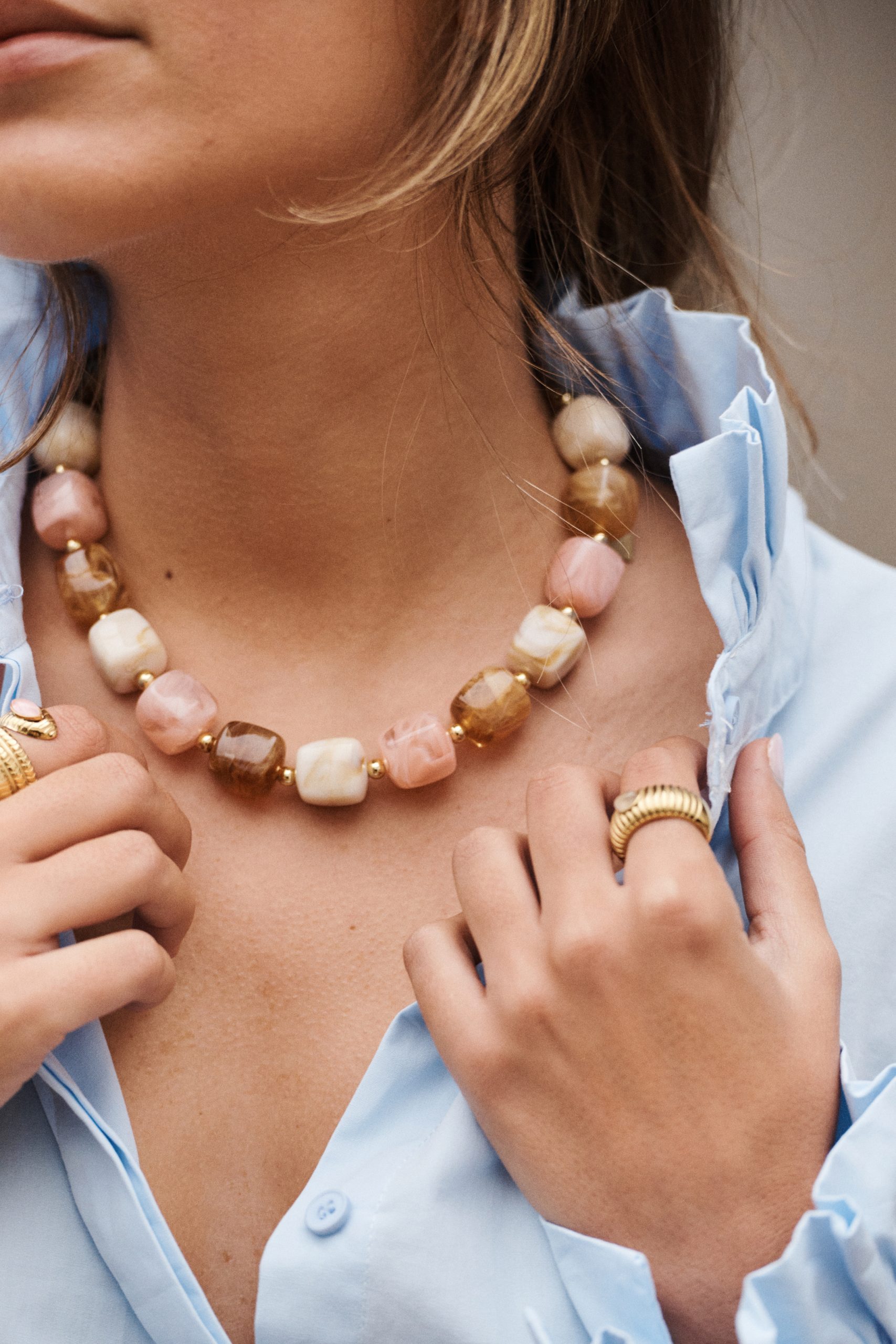 collier-noea-rose-sahoma-00009 Collier Noéa Sahoma rose, présenté avec le bracelet assorti