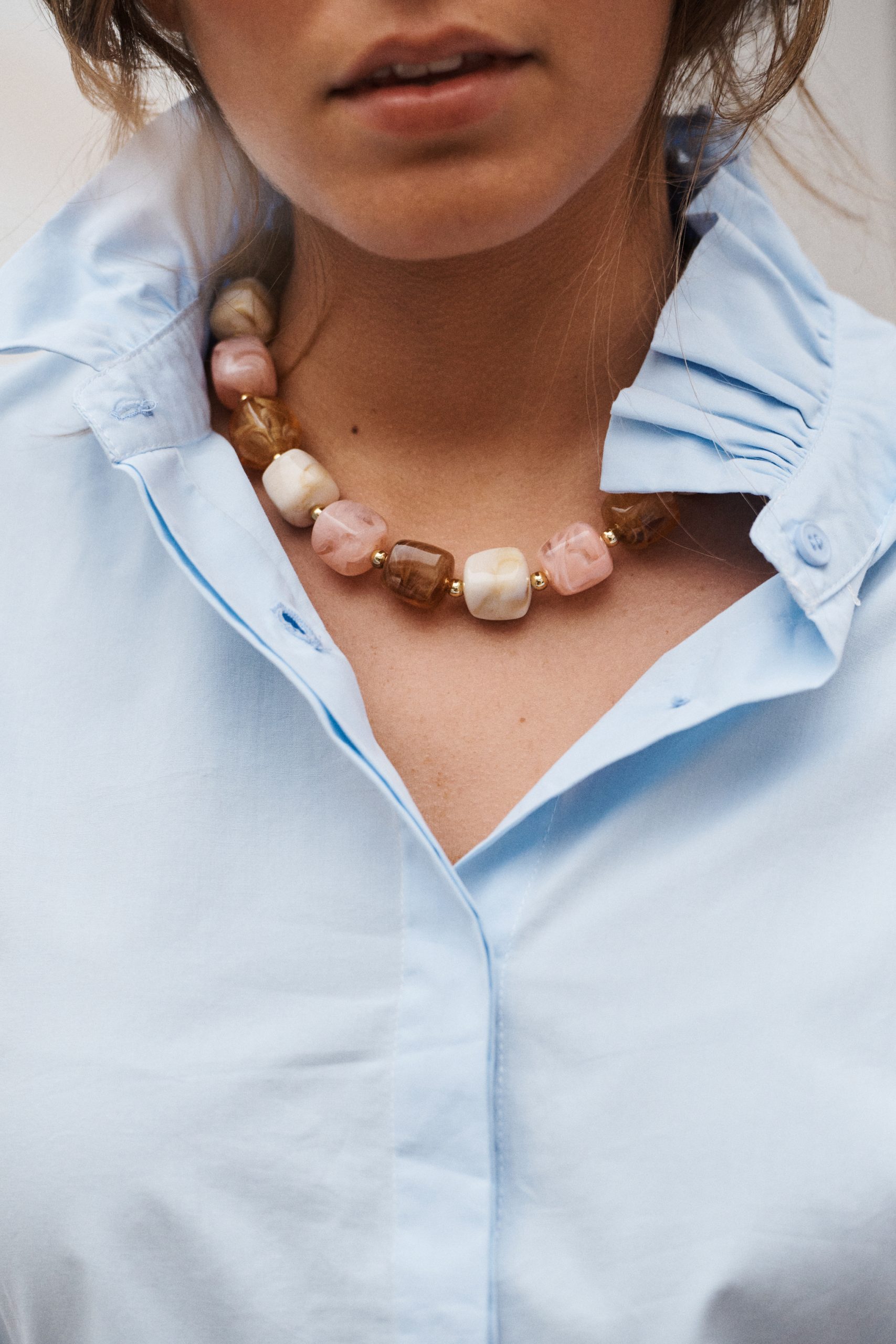 collier-noea-rose-sahoma-2 Collier Noéa Sahoma rose, présenté avec le bracelet assorti