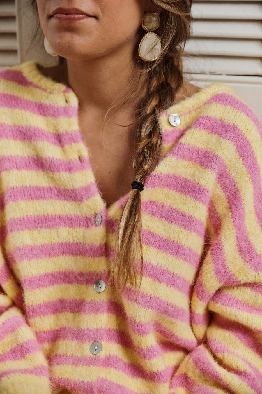 Gilet Camille Sahoma rayée rose et jaune en maille et boutonné, manches longues, portée avec un jean