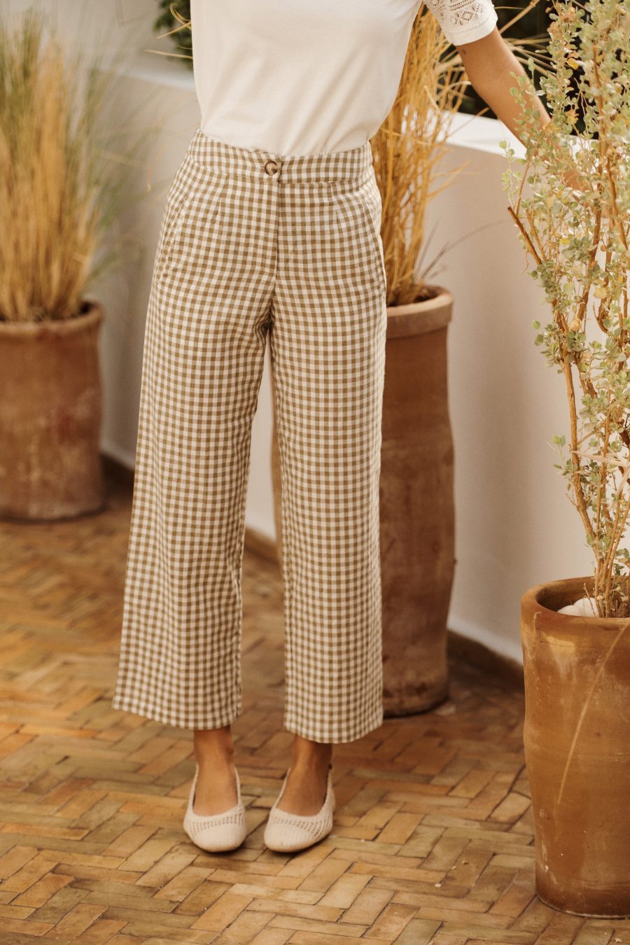 Pantalon femme Tevan Sahoma vichy vert, coupe 7/8, porté avec un t-shirt blanc