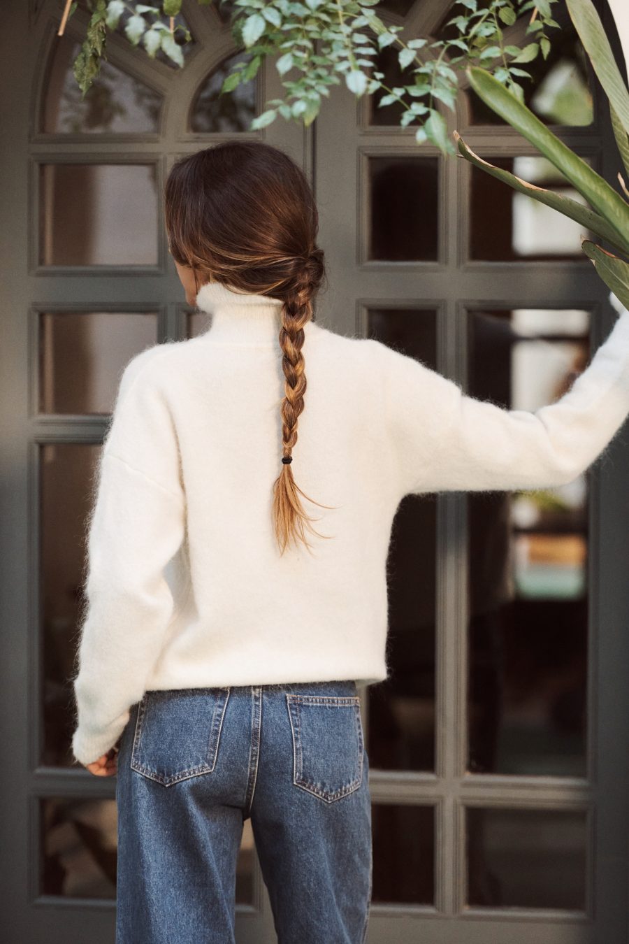 Pull Alren Sahoma écru col montant à boutons, manches longues, portée avec un jean