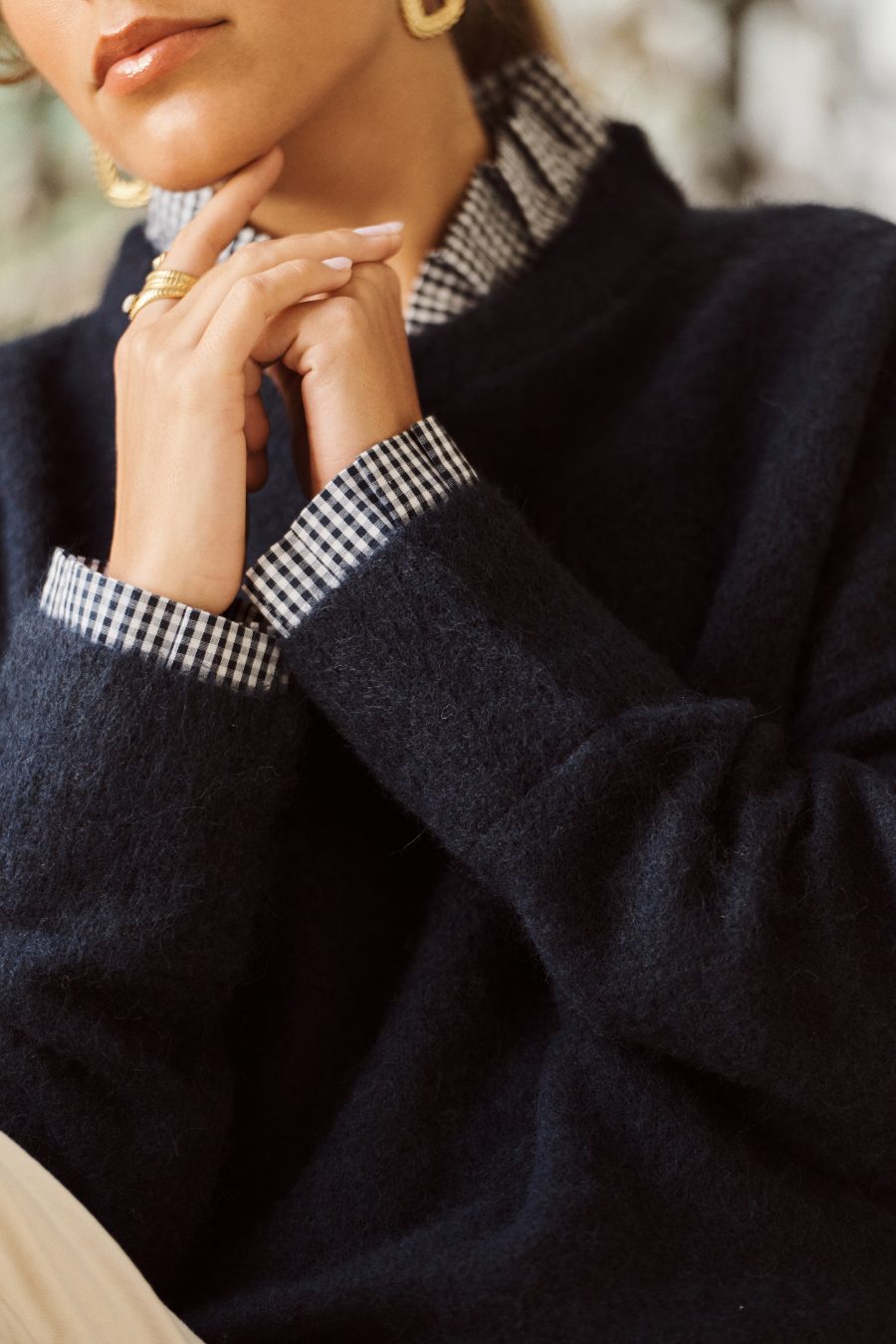 Pull Isenio bleu Sahoma au col et poignets effet chemise imprimé vichy bleu, manches longues, portée avec un jean clair