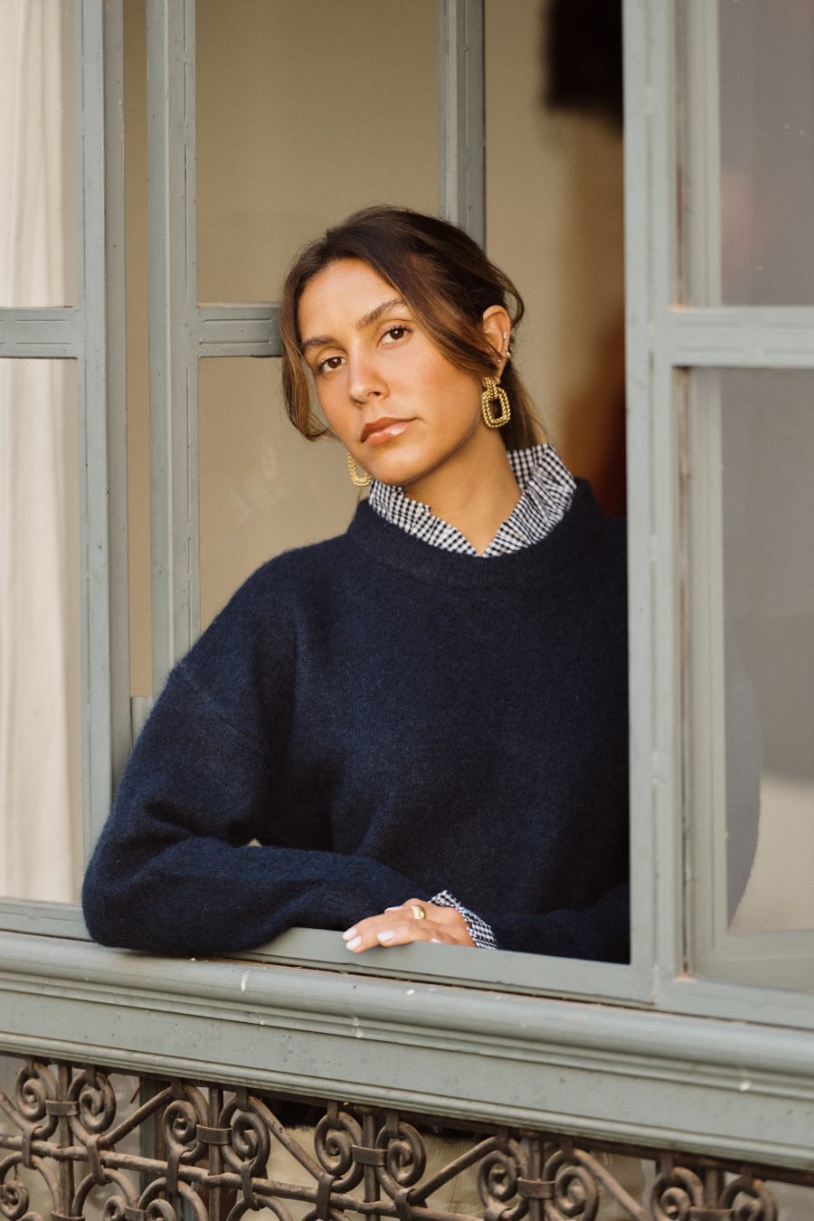 Pull Isenio bleu Sahoma au col et poignets effet chemise imprimé vichy bleu, manches longues, portée avec un jean clair