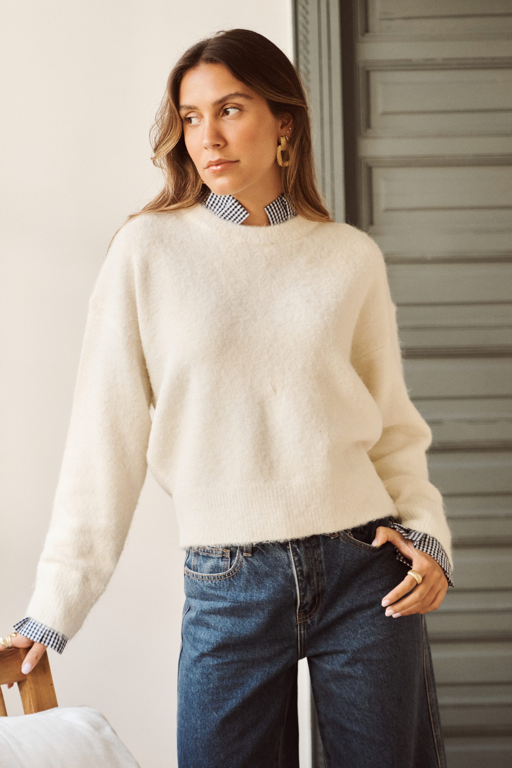 pull-isenio-vichy-ecru-sahoma-00001 Pull Isenio écru Sahoma au col et poignets effet chemise imprimé vichy bleu, manches longues, portée avec un jean foncé