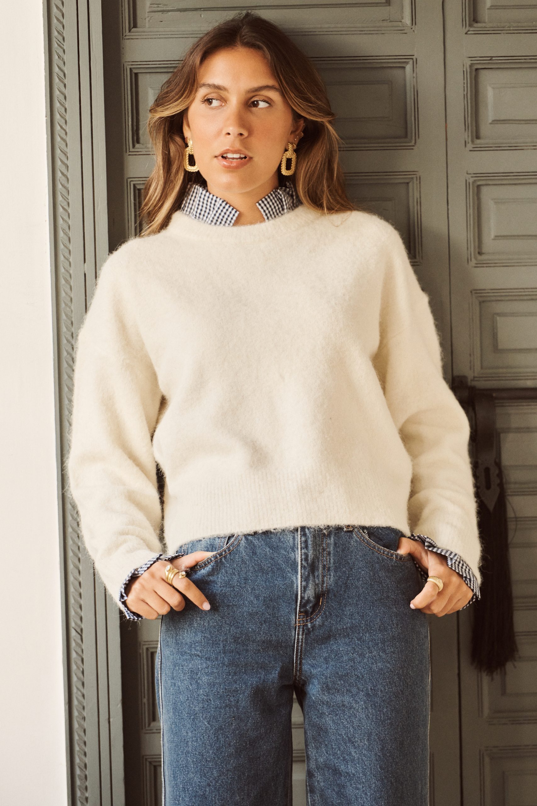 pull-isenio-vichy-ecru-sahoma-00002 Pull Isenio écru Sahoma au col et poignets effet chemise imprimé vichy bleu, manches longues, portée avec un jean foncé