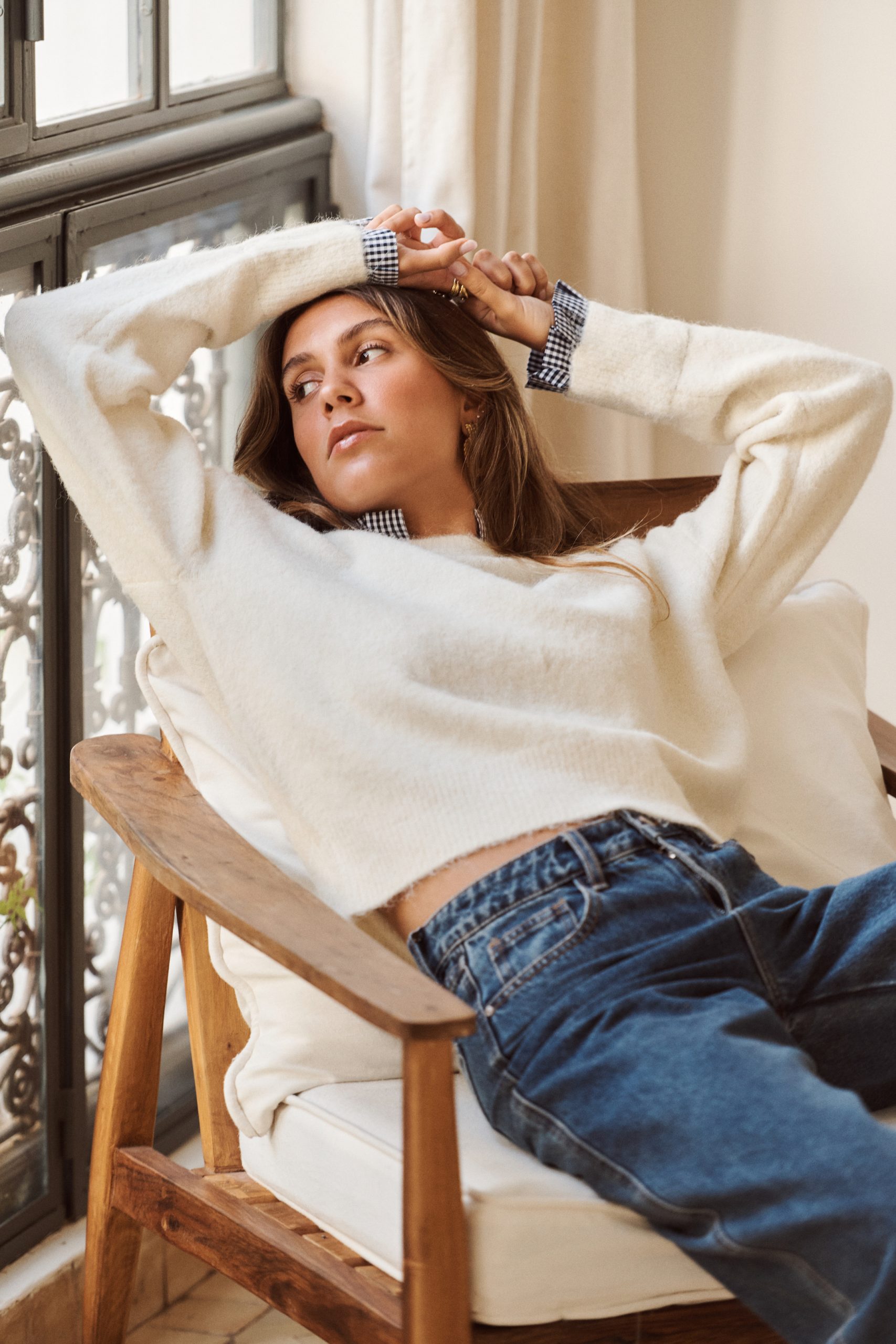 pull-isenio-vichy-ecru-sahoma-00003 Pull Isenio écru Sahoma au col et poignets effet chemise imprimé vichy bleu, manches longues, portée avec un jean foncé