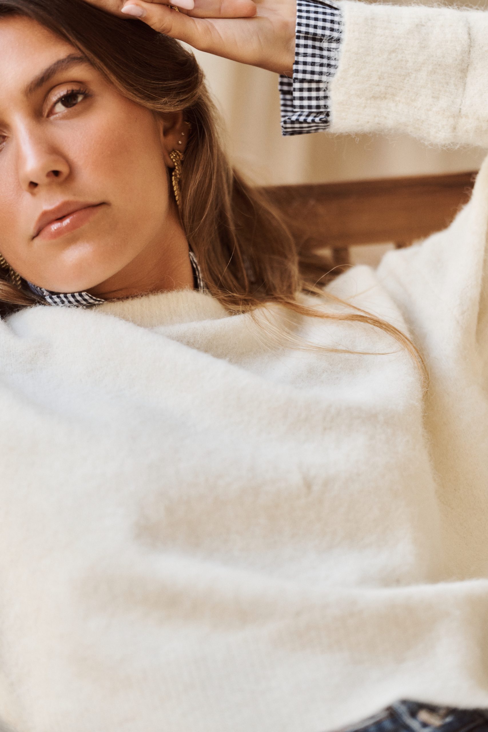 pull-isenio-vichy-ecru-sahoma-00006 Pull Isenio écru Sahoma au col et poignets effet chemise imprimé vichy bleu, manches longues, portée avec un jean foncé