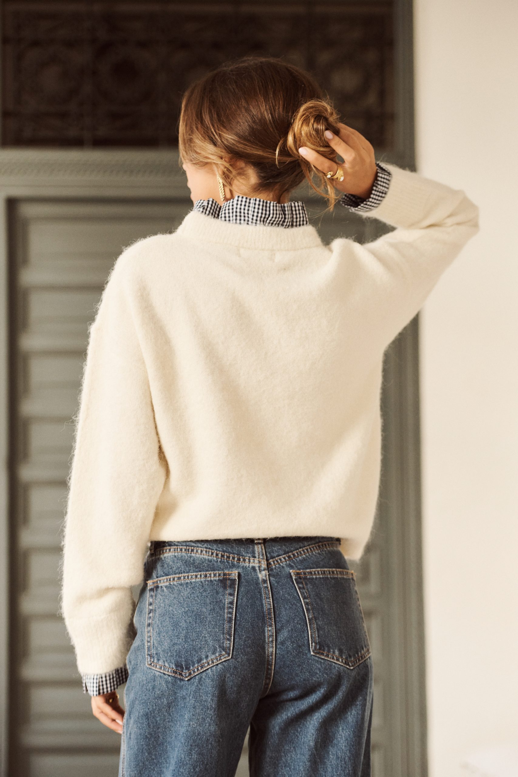 pull-isenio-vichy-ecru-sahoma-00008 Pull Isenio écru Sahoma au col et poignets effet chemise imprimé vichy bleu, manches longues, portée avec un jean foncé