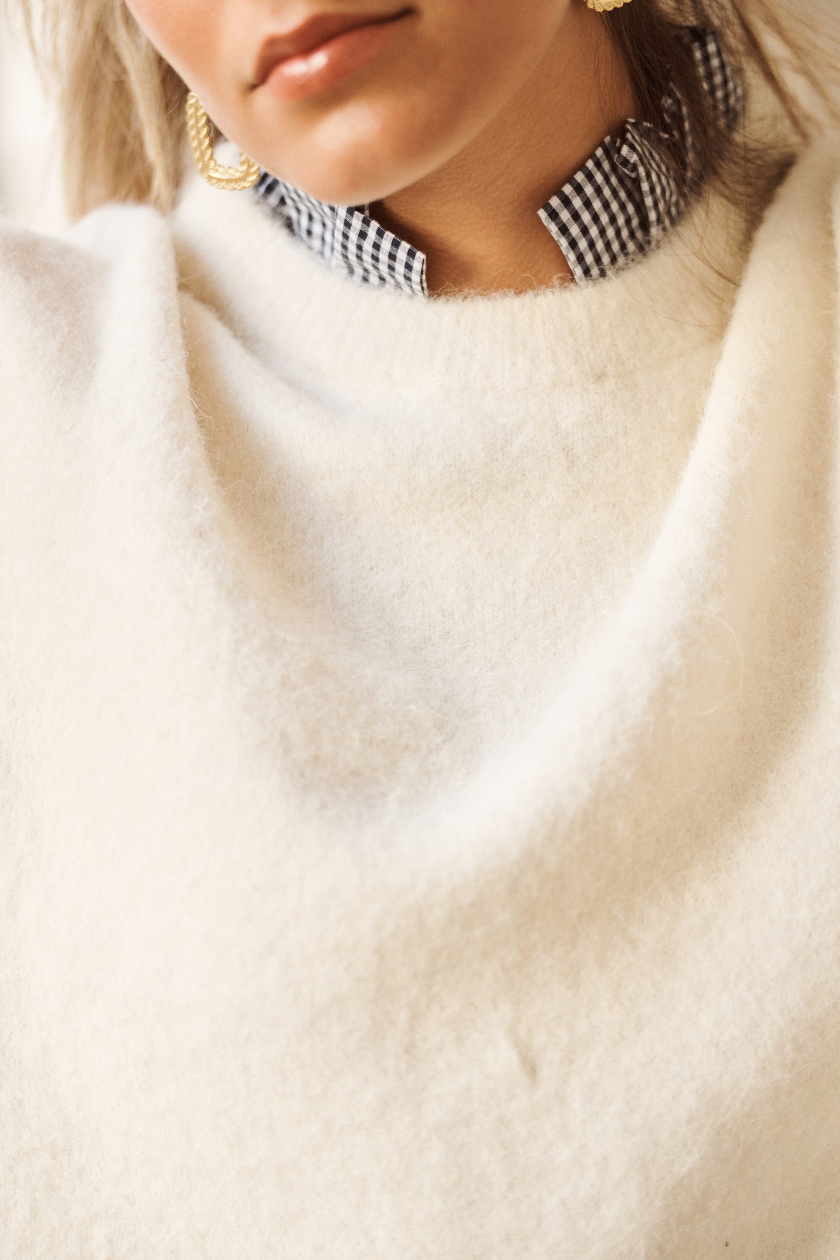 pull-isenio-vichy-ecru-sahoma-2 Pull Isenio écru Sahoma au col et poignets effet chemise imprimé vichy bleu, manches longues, portée avec un jean foncé