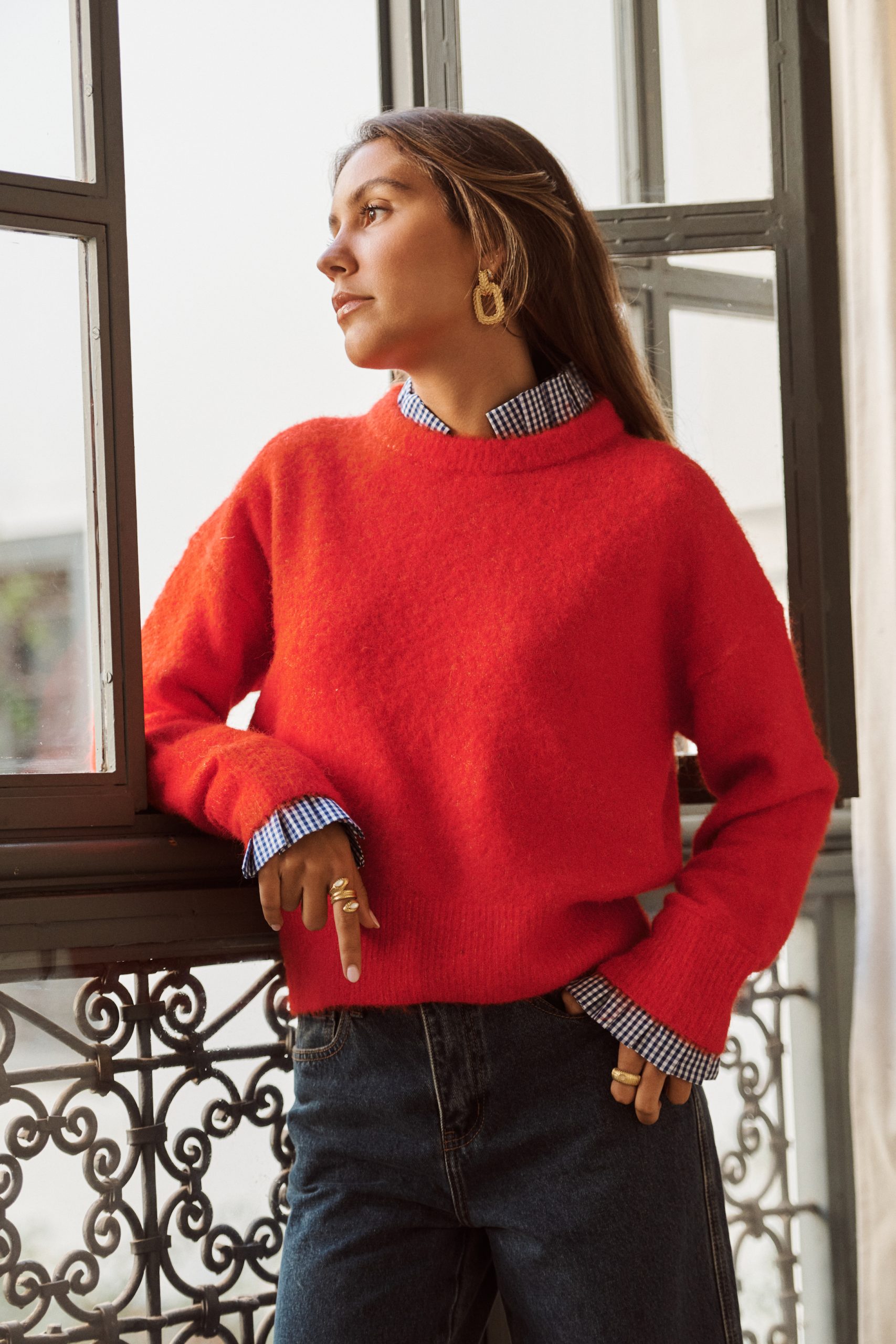 pull-isenio-vichy-rouge-sahoma-00001 Pull Isenio rouge Sahoma au col et poignets effet chemise imprimé vichy bleu, manches longues, portée avec un jean foncé