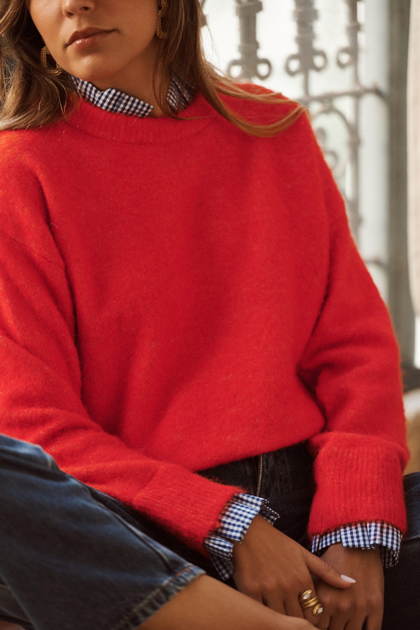 Pull Isenio rouge Sahoma au col et poignets effet chemise imprimé vichy bleu, manches longues, portée avec un jean foncé