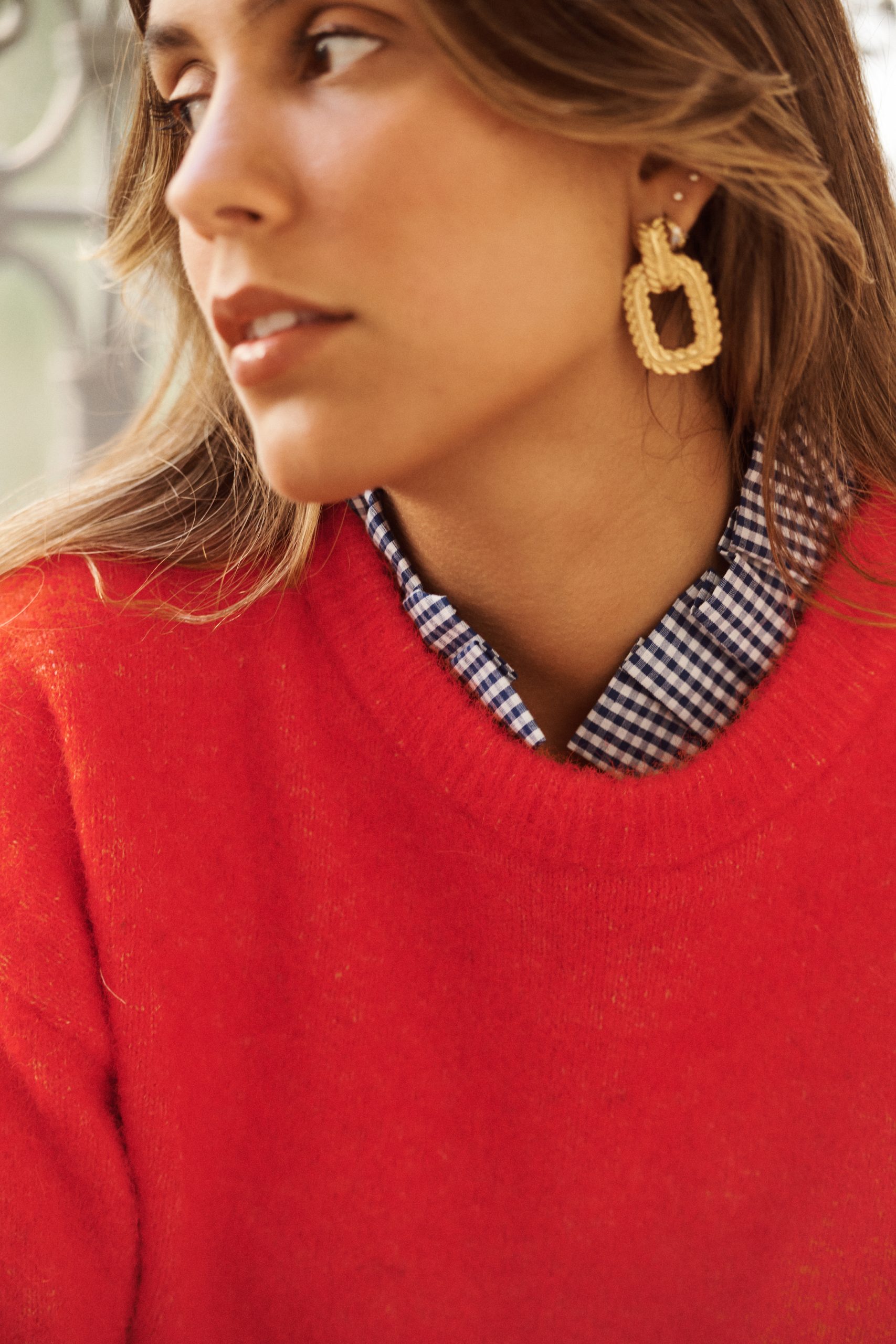 pull-isenio-vichy-rouge-sahoma-00005 Pull Isenio rouge Sahoma au col et poignets effet chemise imprimé vichy bleu, manches longues, portée avec un jean foncé