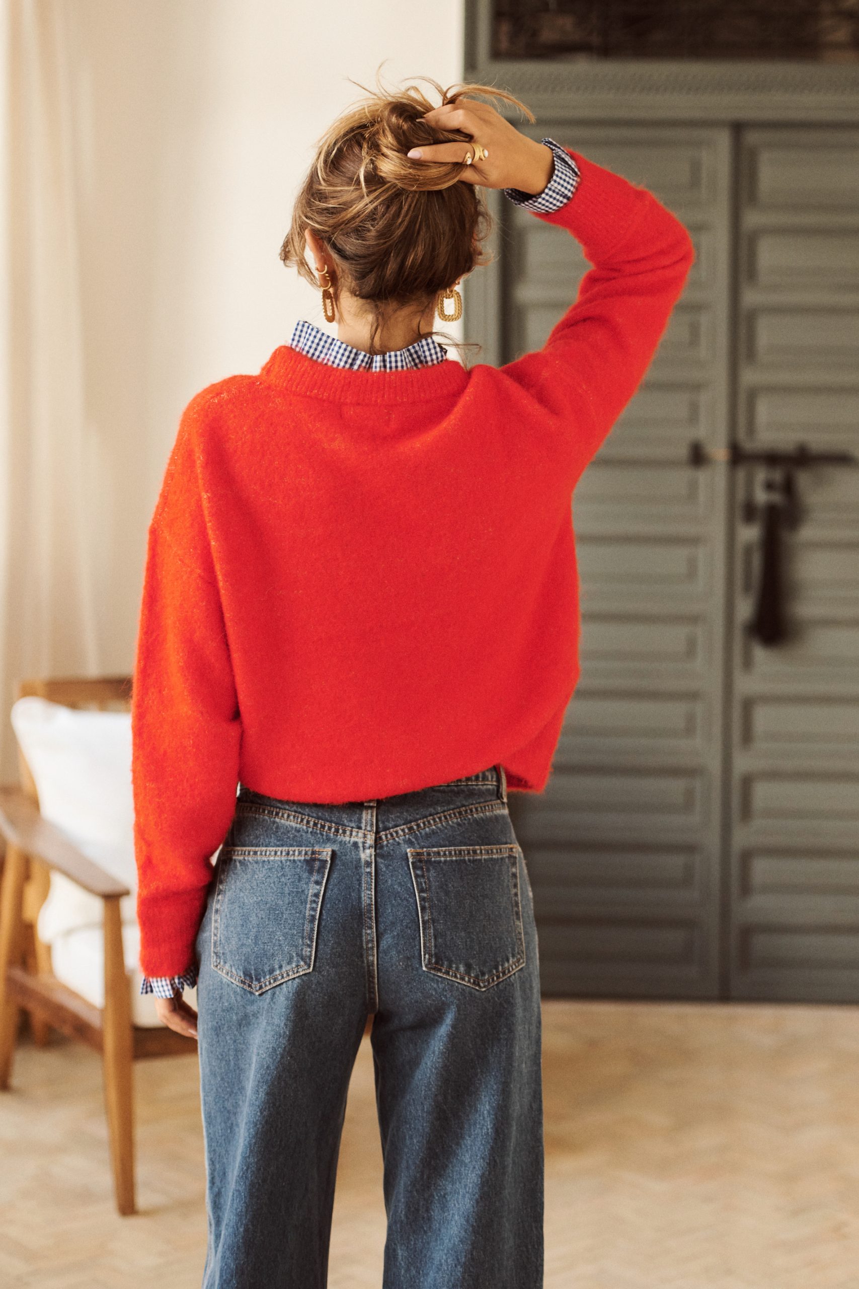 pull-isenio-vichy-rouge-sahoma-00006 Pull Isenio rouge Sahoma au col et poignets effet chemise imprimé vichy bleu, manches longues, portée avec un jean foncé