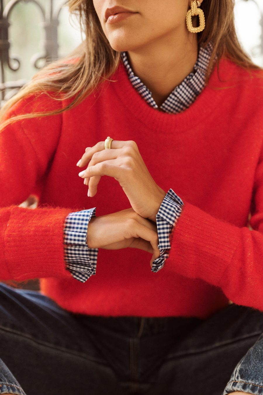 Pull Isenio rouge Sahoma au col et poignets effet chemise imprimé vichy bleu, manches longues, portée avec un jean foncé