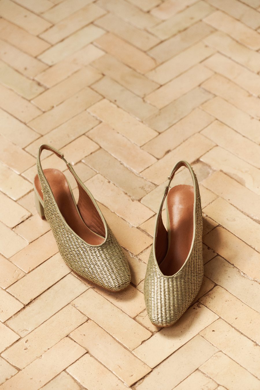 Escarpins sling back Zéliane Sahoma verts dorés en raphia