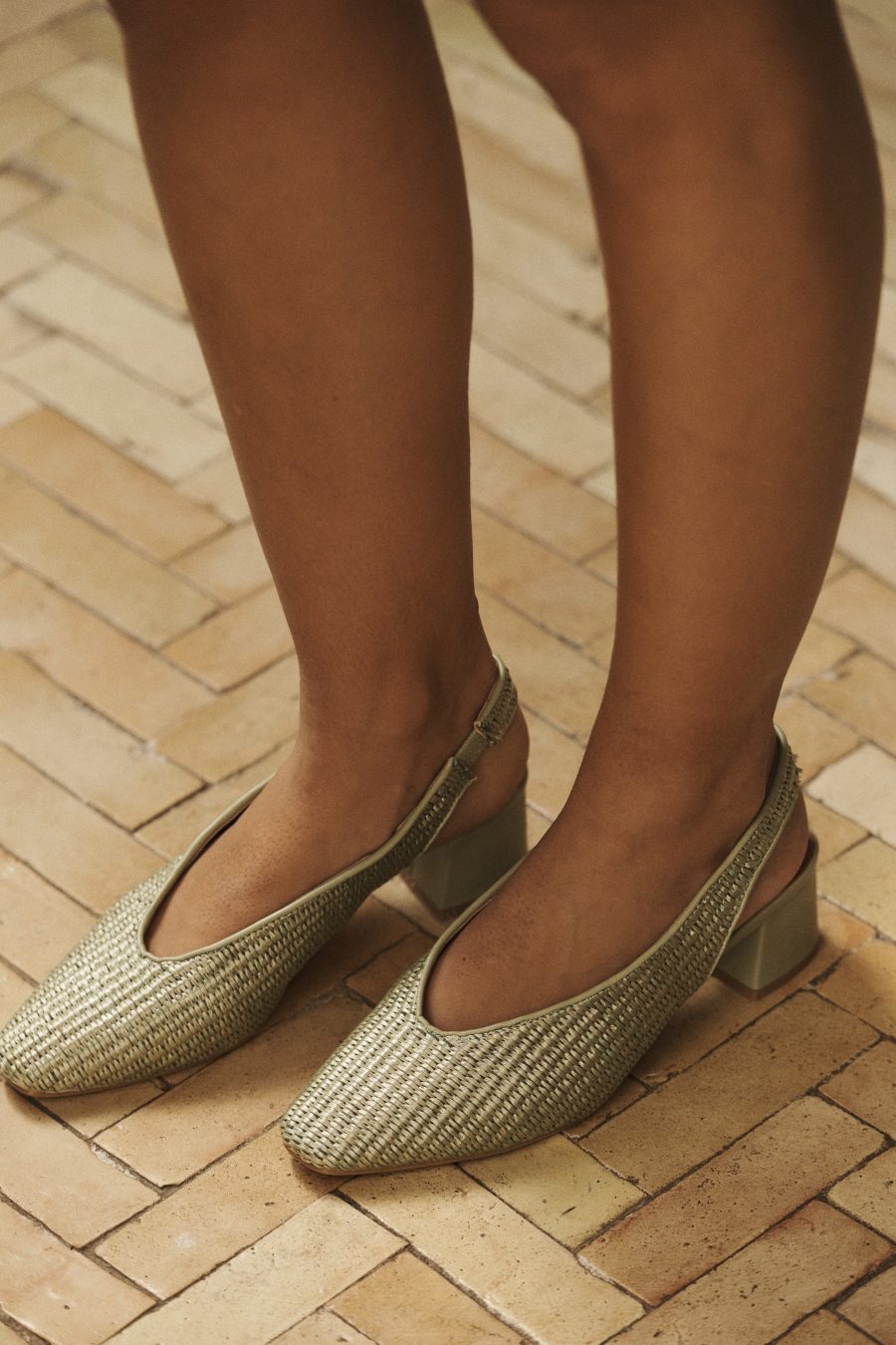 Escarpins sling back Zéliane Sahoma verts dorés en raphia , portées avec une jupe