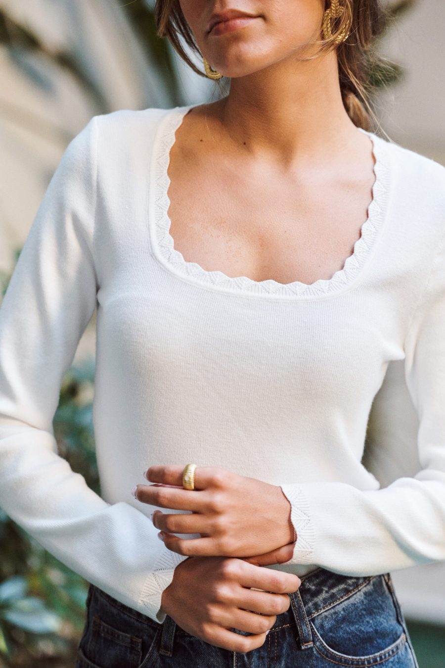 Top Tommi Sahoma blanc, col carré festonné, manches longues, portée avec un jean foncé