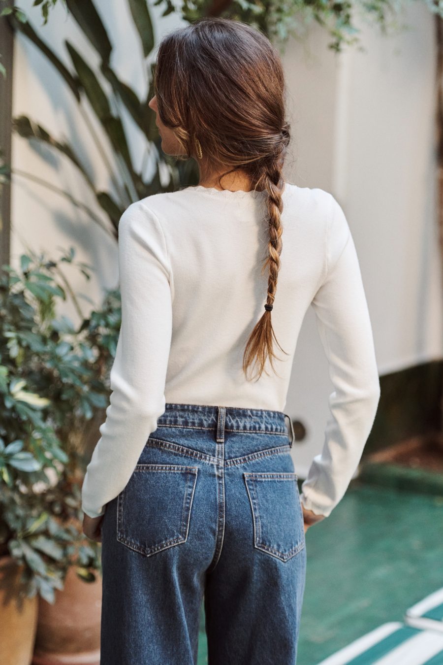 Top Tommi Sahoma blanc, col carré festonné, manches longues, portée avec un jean foncé