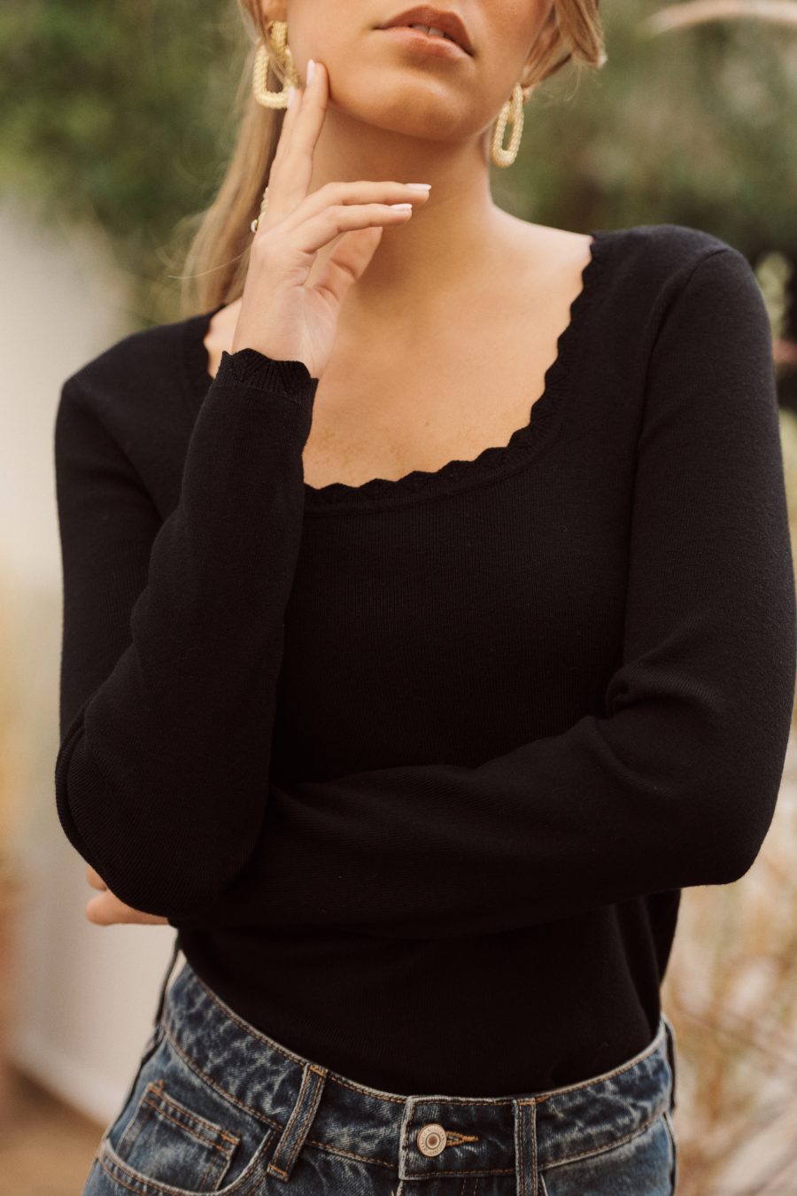 Top Tommi Sahoma noir, col carré festonné, manches longues, portée avec un jean foncé