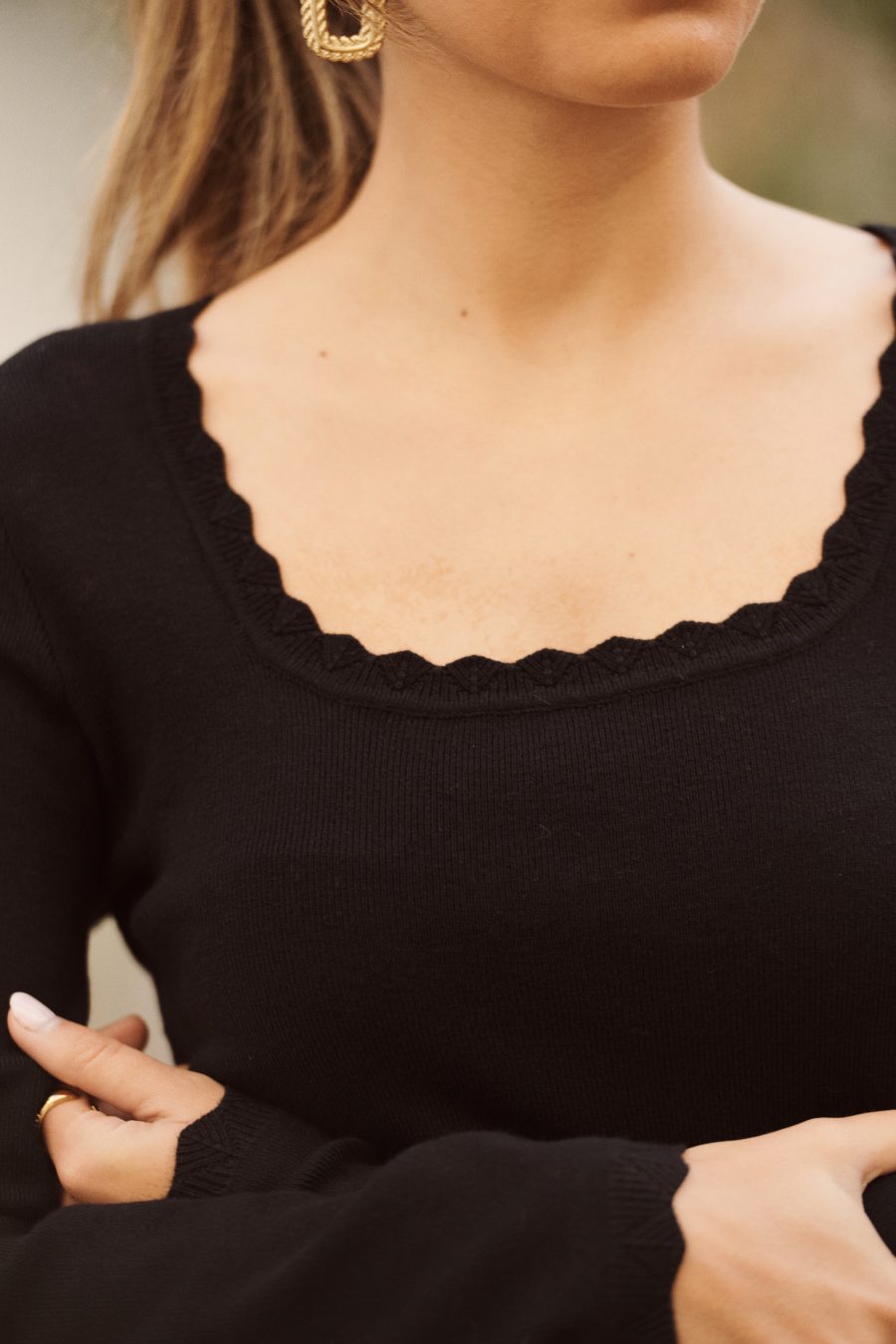 Top Tommi Sahoma noir, col carré festonné, manches longues