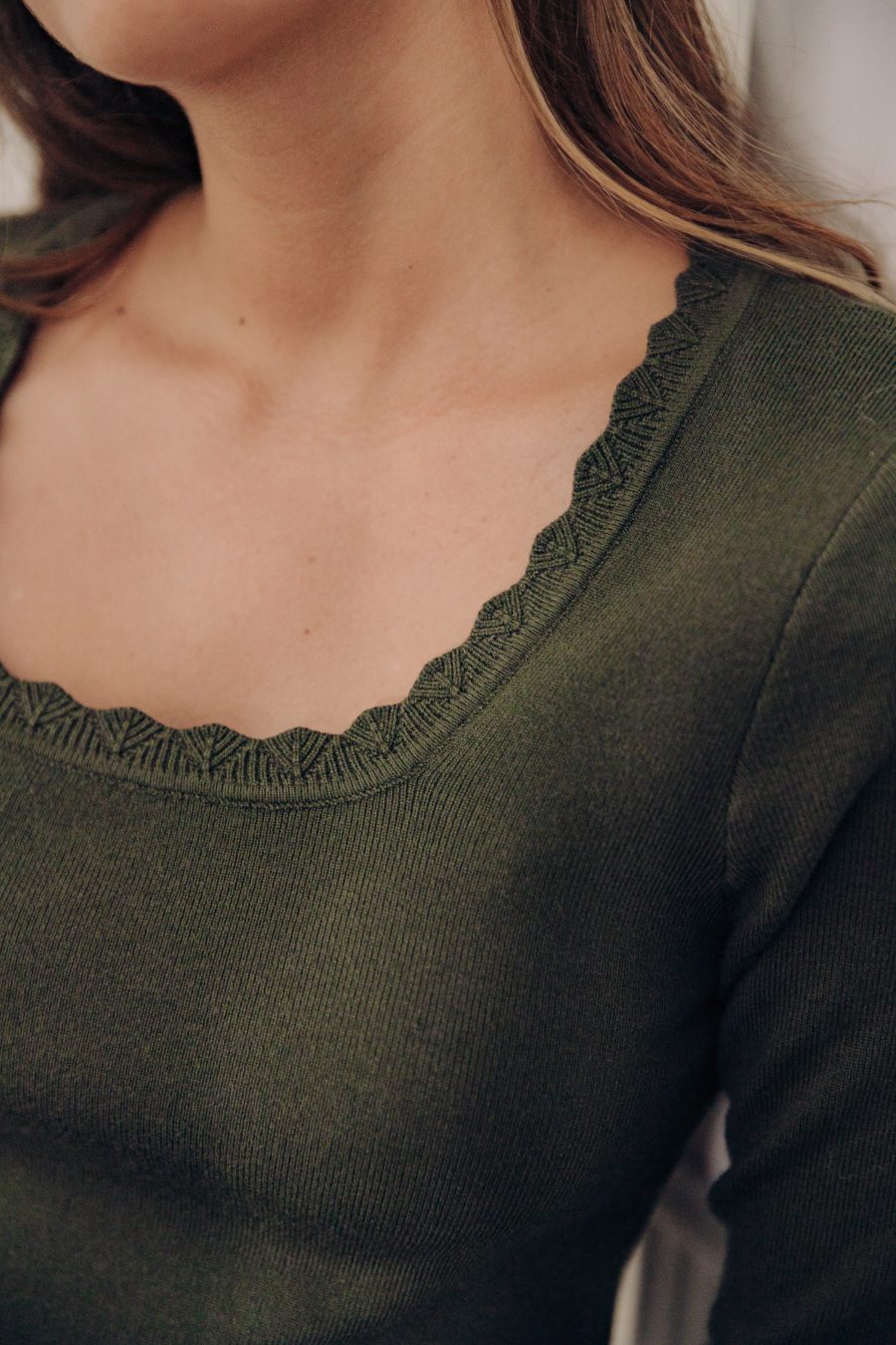 Détail du col carré festonné du top Tommi Sahoma vert kaki