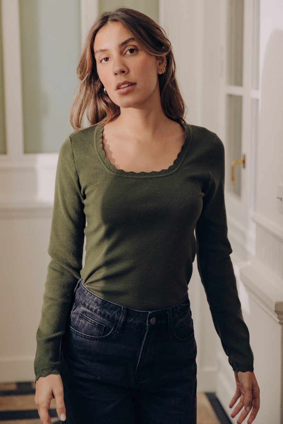 Top Tommi Sahoma vert kaki en maille côtelée col carré festonné porté avec le jean Omar noir