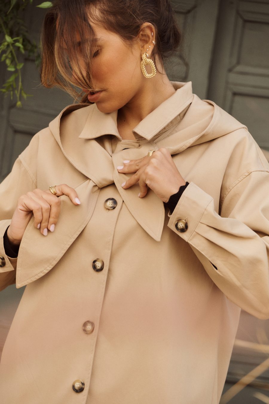 Trench court Aymar Sahoma camel à capuche à nouer, manches longues, portée avec un jean