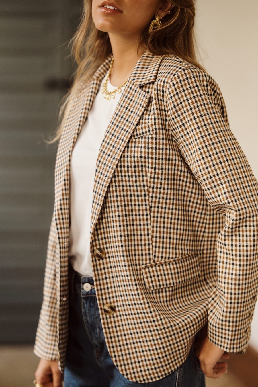 Veste Miren Sahoma à petits carreaux en camaïeu marron, manches longues, portée sur un t-shirt