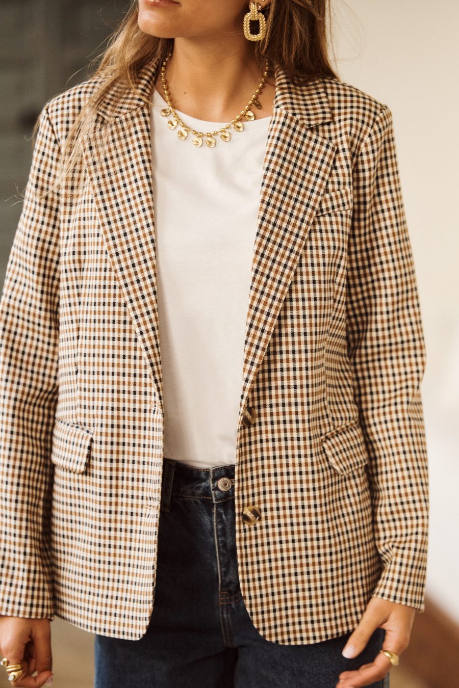 Veste Miren Sahoma à petits carreaux en camaïeu marron, manches longues, portée sur un t-shirt