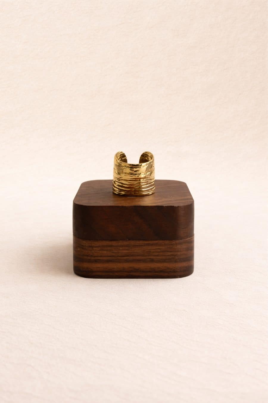 Bague Helia Sahoma dorée large texturée martelée, ouverte, effet relief irrégulier