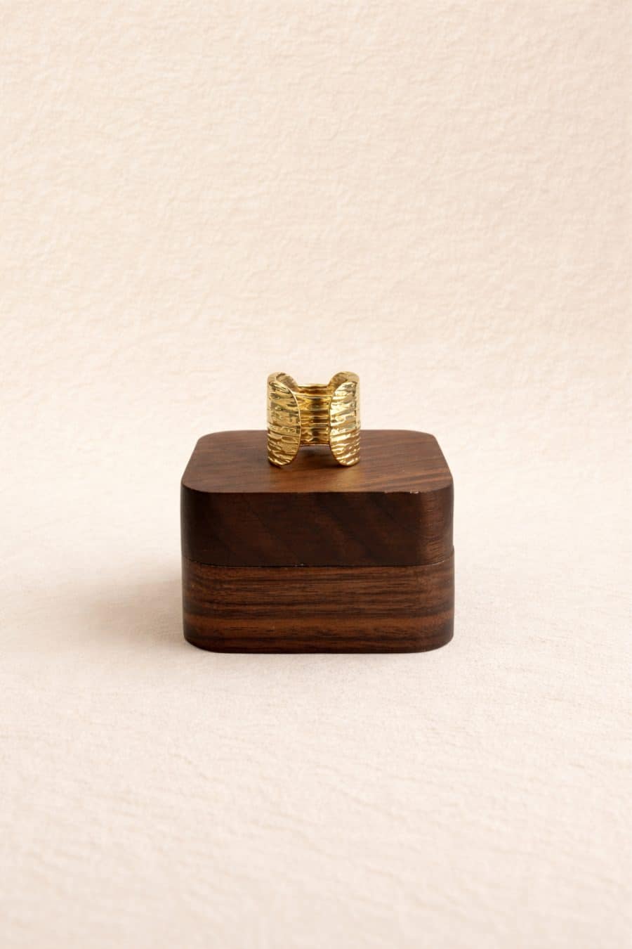 Bague Helia Sahoma dorée large texturée martelée, ouverte, effet relief irrégulier