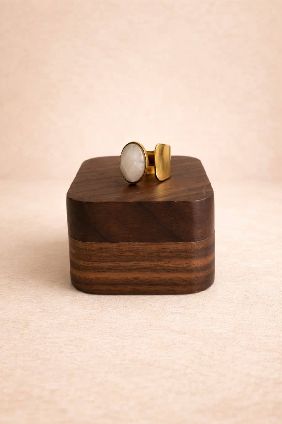 Bague dorée ajustable avec pierre ovale ivoire effet marbré