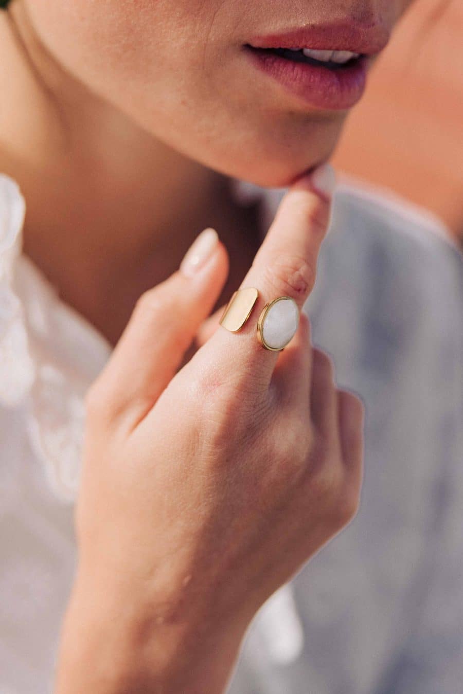 Bague dorée ajustable avec pierre ovale ivoire effet marbré