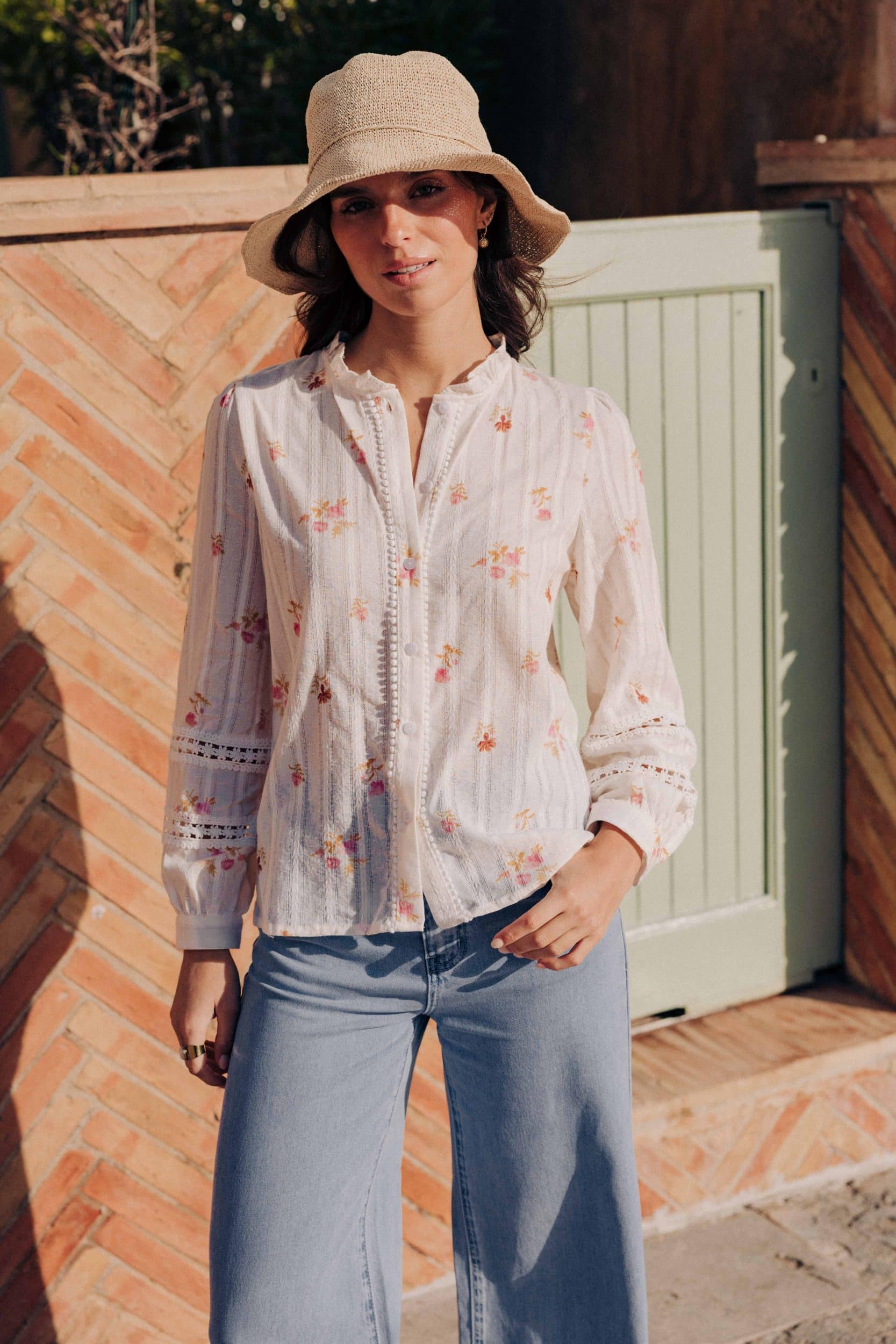 blouse-armonye-blanche-sahoma-00001 Blouse femme Armonye Sahoma, coupe légère, imprimé fleuri rose orangé, manches longues et col rond