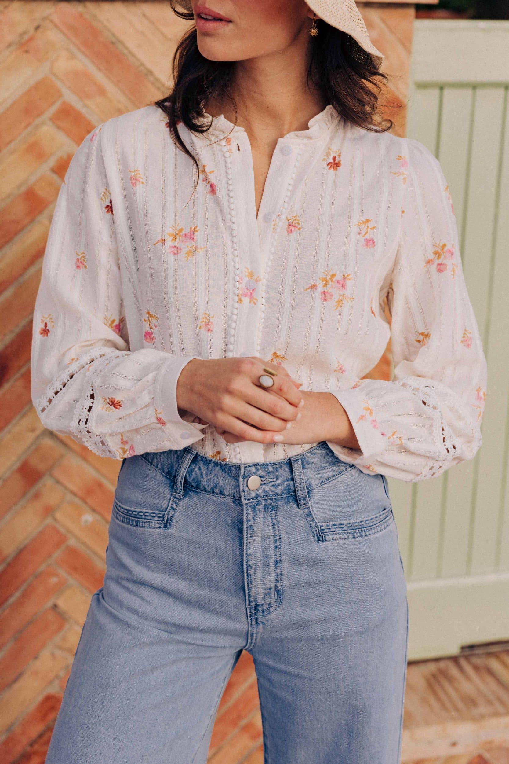 blouse-armonye-blanche-sahoma-00003 Blouse femme Armonye Sahoma, coupe légère, imprimé fleuri rose orangé, manches longues et col rond