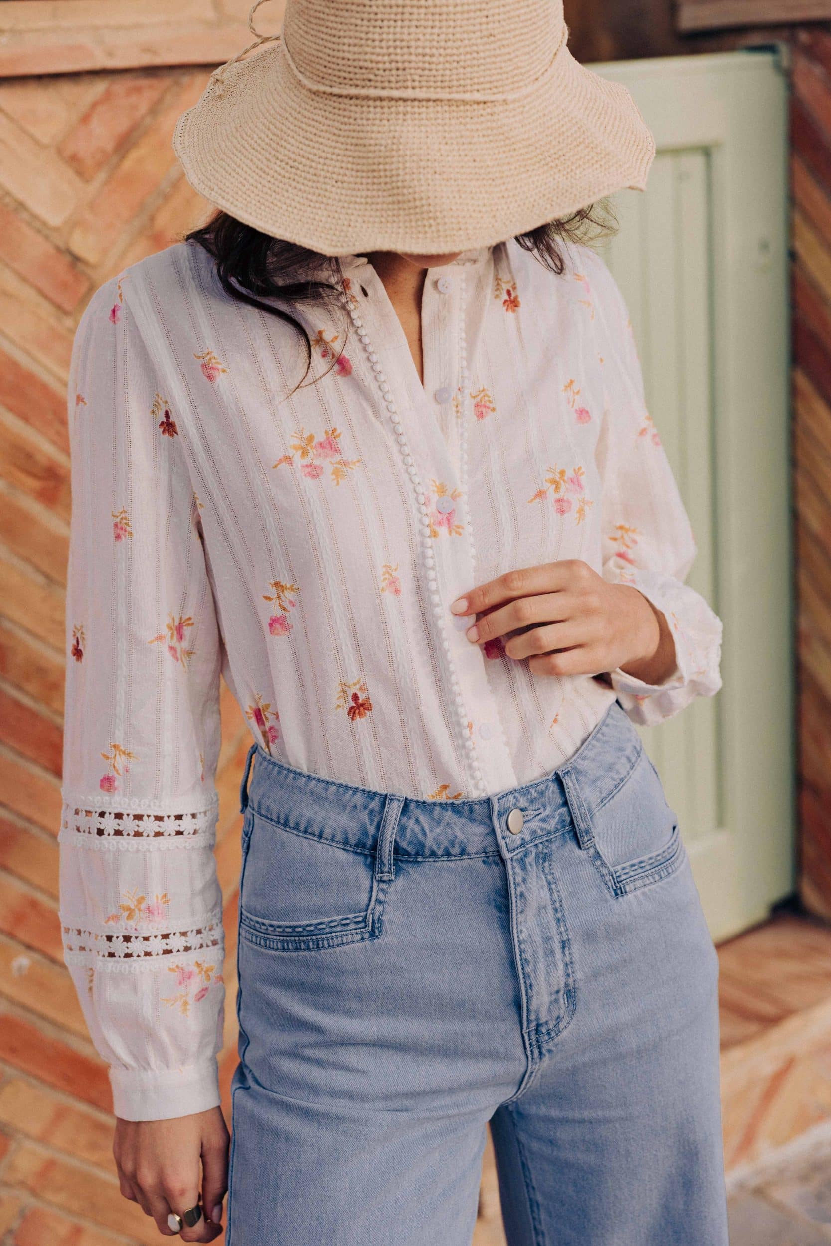 blouse-armonye-blanche-sahoma-00004 Blouse femme Armonye Sahoma, coupe légère, imprimé fleuri rose orangé, manches longues et col rond