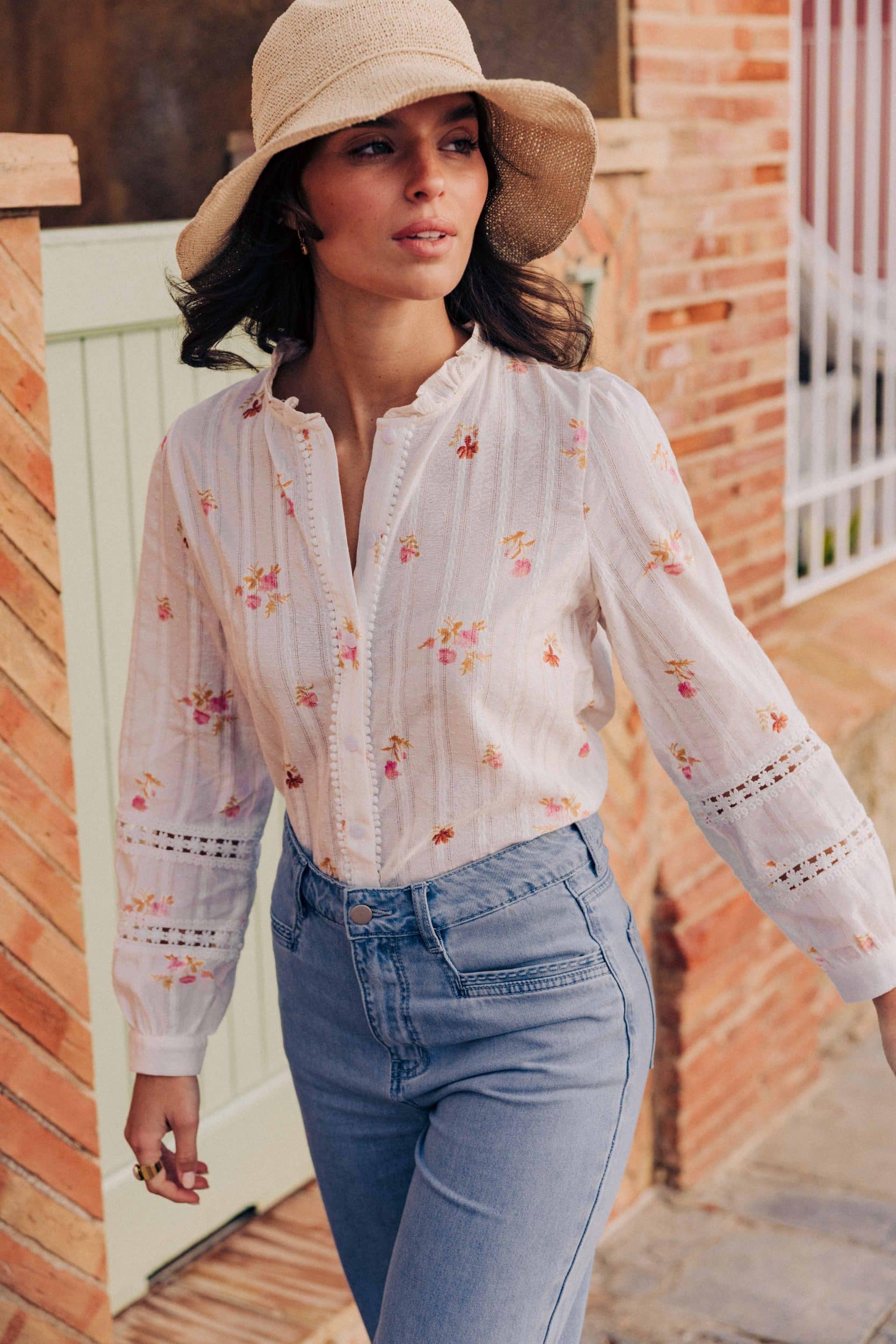blouse-armonye-blanche-sahoma-00006 Blouse femme Armonye Sahoma, coupe légère, imprimé fleuri rose orangé, manches longues et col rond