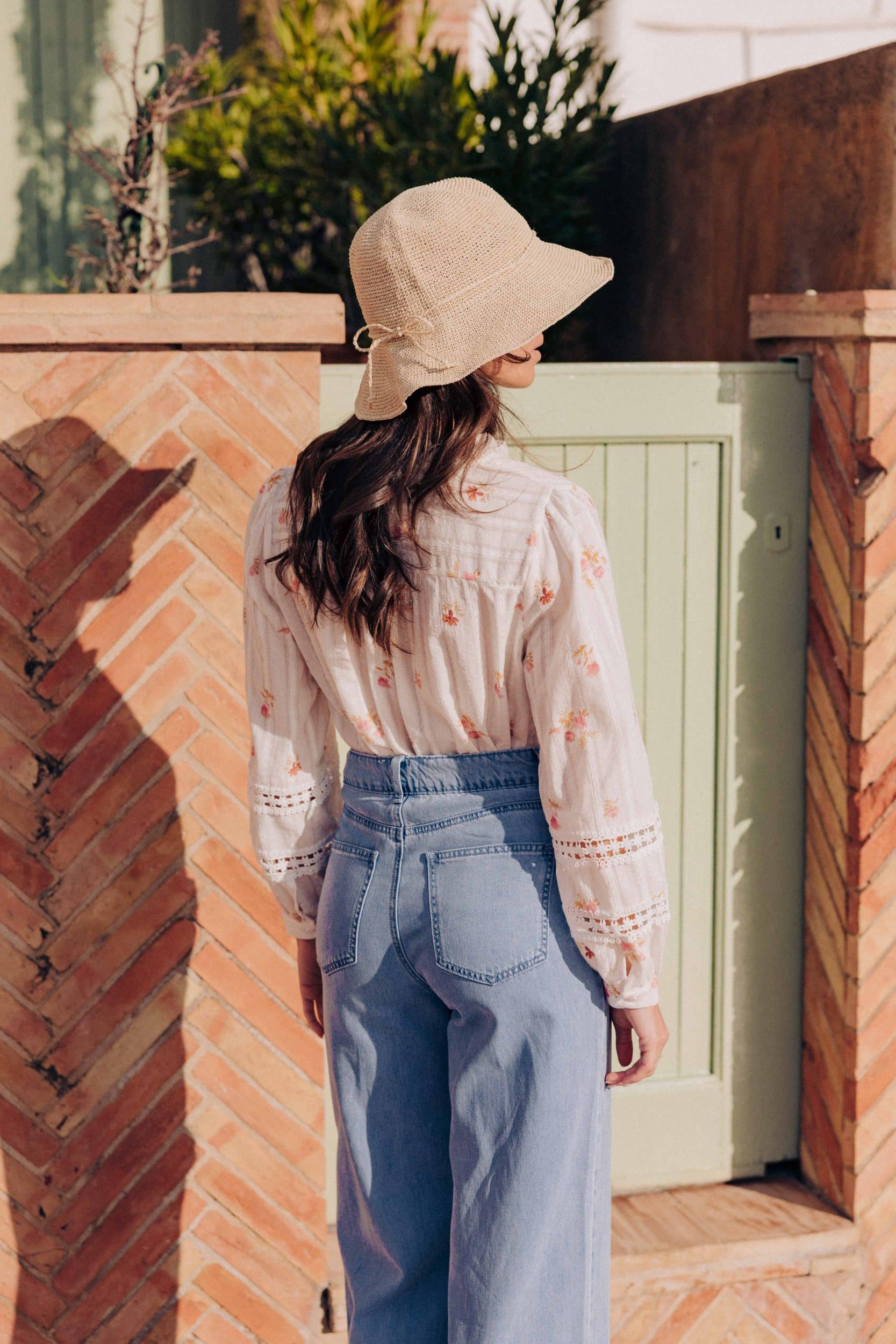 blouse-armonye-blanche-sahoma-00007 Blouse femme Armonye Sahoma, coupe légère, imprimé fleuri rose orangé, manches longues et col rond