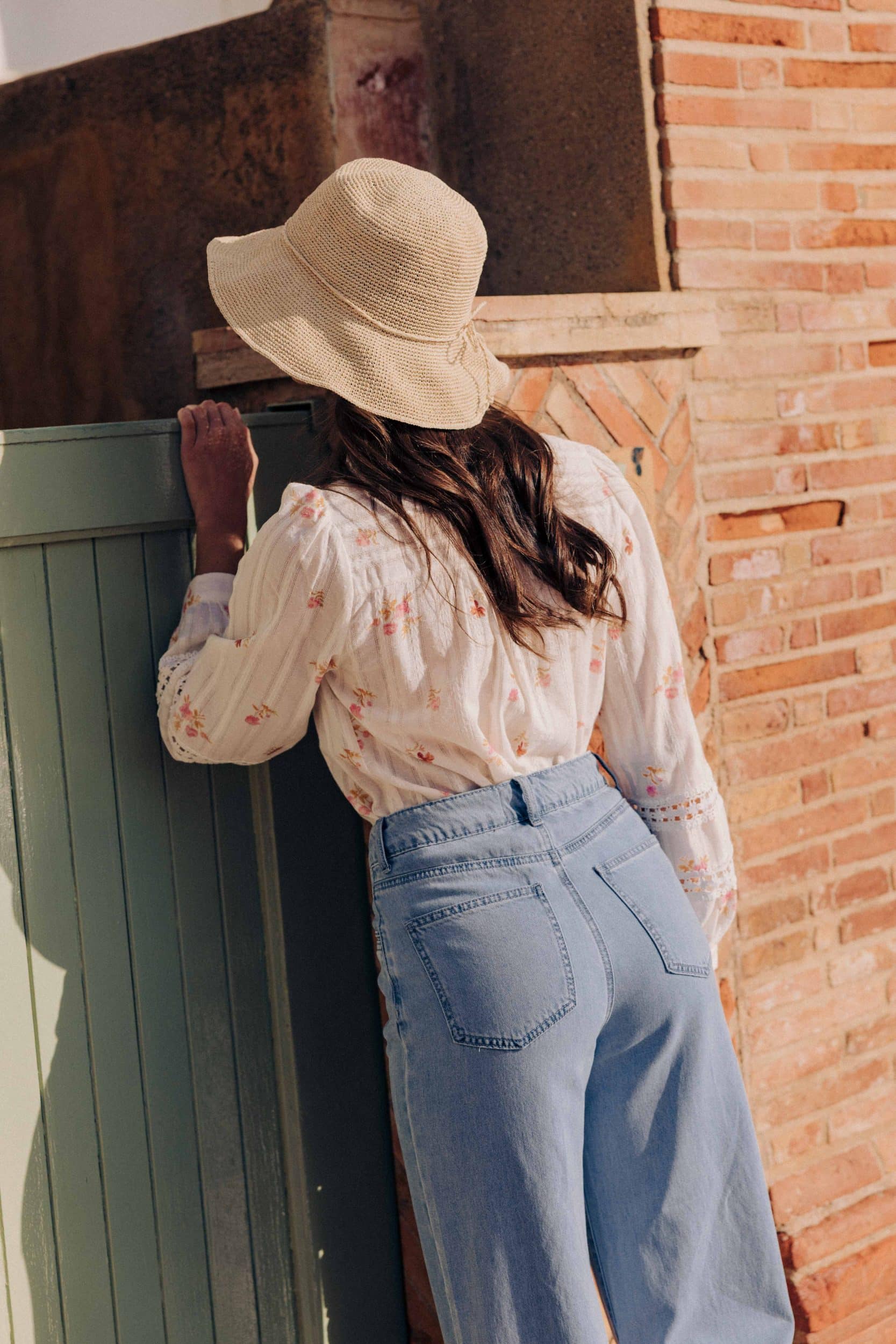 blouse-armonye-blanche-sahoma-00008 Blouse femme Armonye Sahoma, coupe légère, imprimé fleuri rose orangé, manches longues et col rond