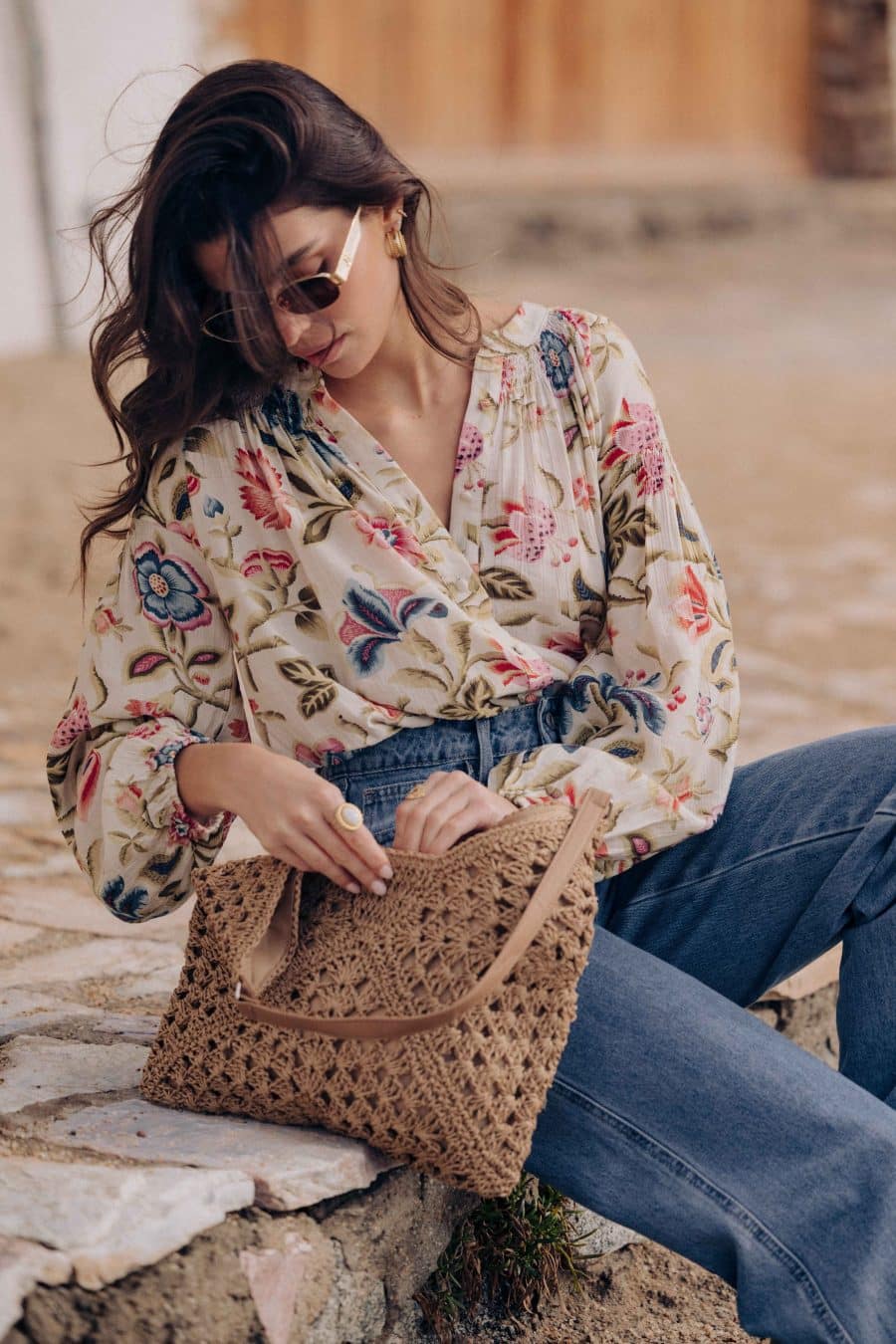 Blouse Calyne Sahoma écrue aux motifs floraux multicolore, manches longues, portée avec un jean bleu foncé