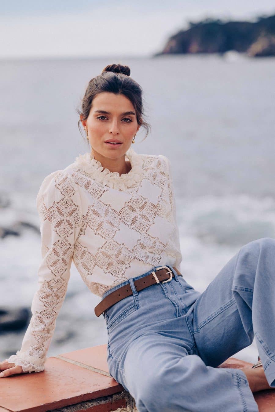 Blouse Camélia Sahoma écrue aux motifs floraux en dentelle, col montant à volants, manches longues