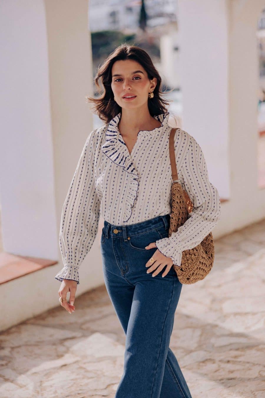 Chemise Célie Sahoma blanhe à motifs rayés et floraux bleus, manches longues, portée avec un jean foncé