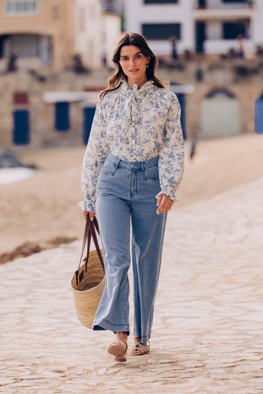 Blouse Ciela Sahoma blanche aux motifs floraux bleus, coupe ample, col lavallière à nouer, manches longues