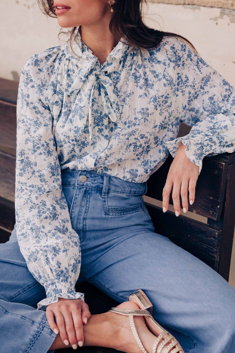 Blouse Ciela Sahoma blanche aux motifs floraux bleus, coupe ample, col lavallière à nouer, manches longues